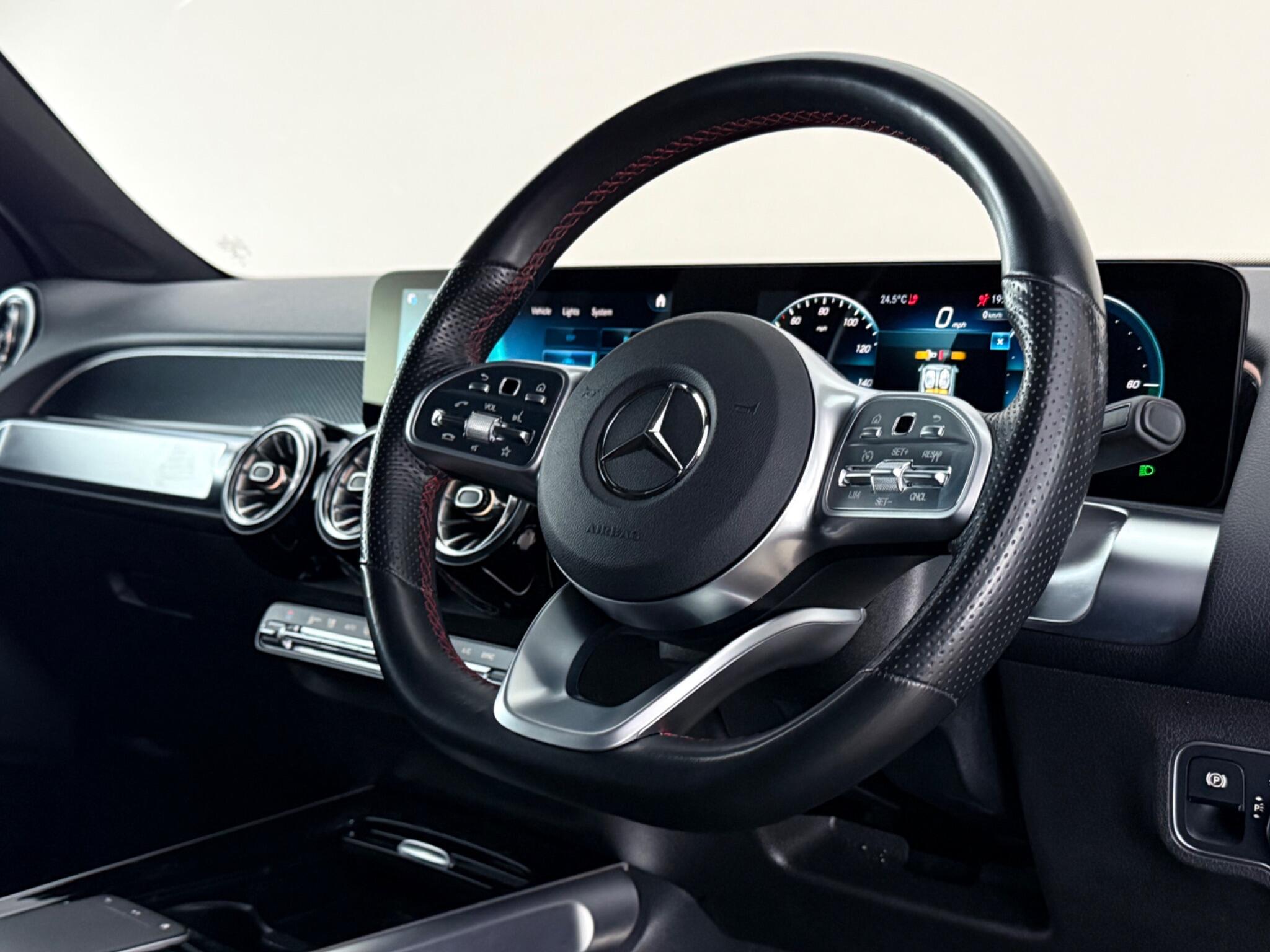 Mercedes-Benz GLB view 3