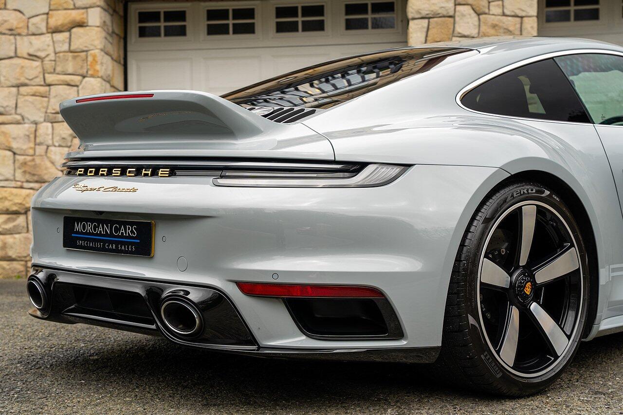 Porsche 911 view 18