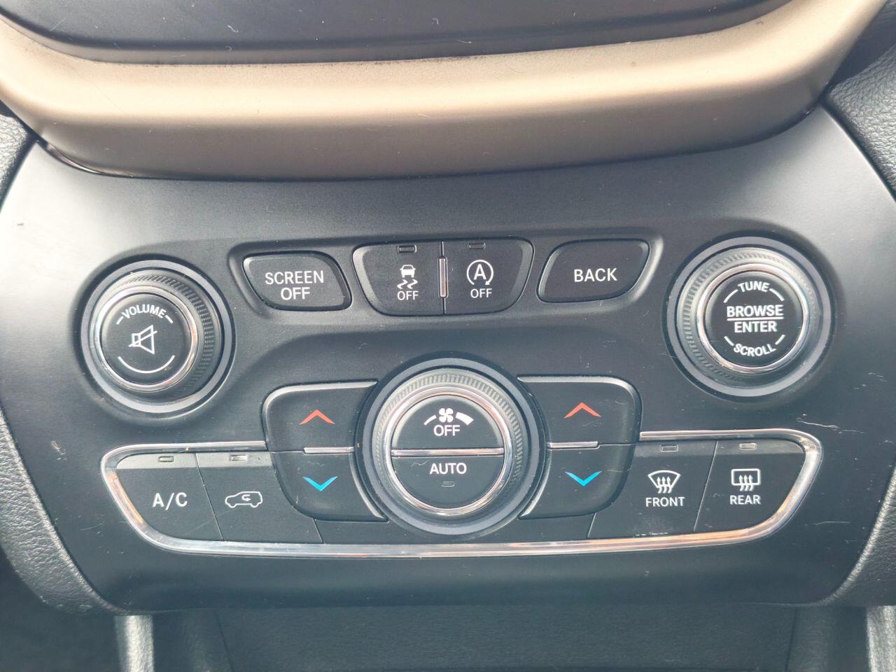 Jeep Cherokee view 24