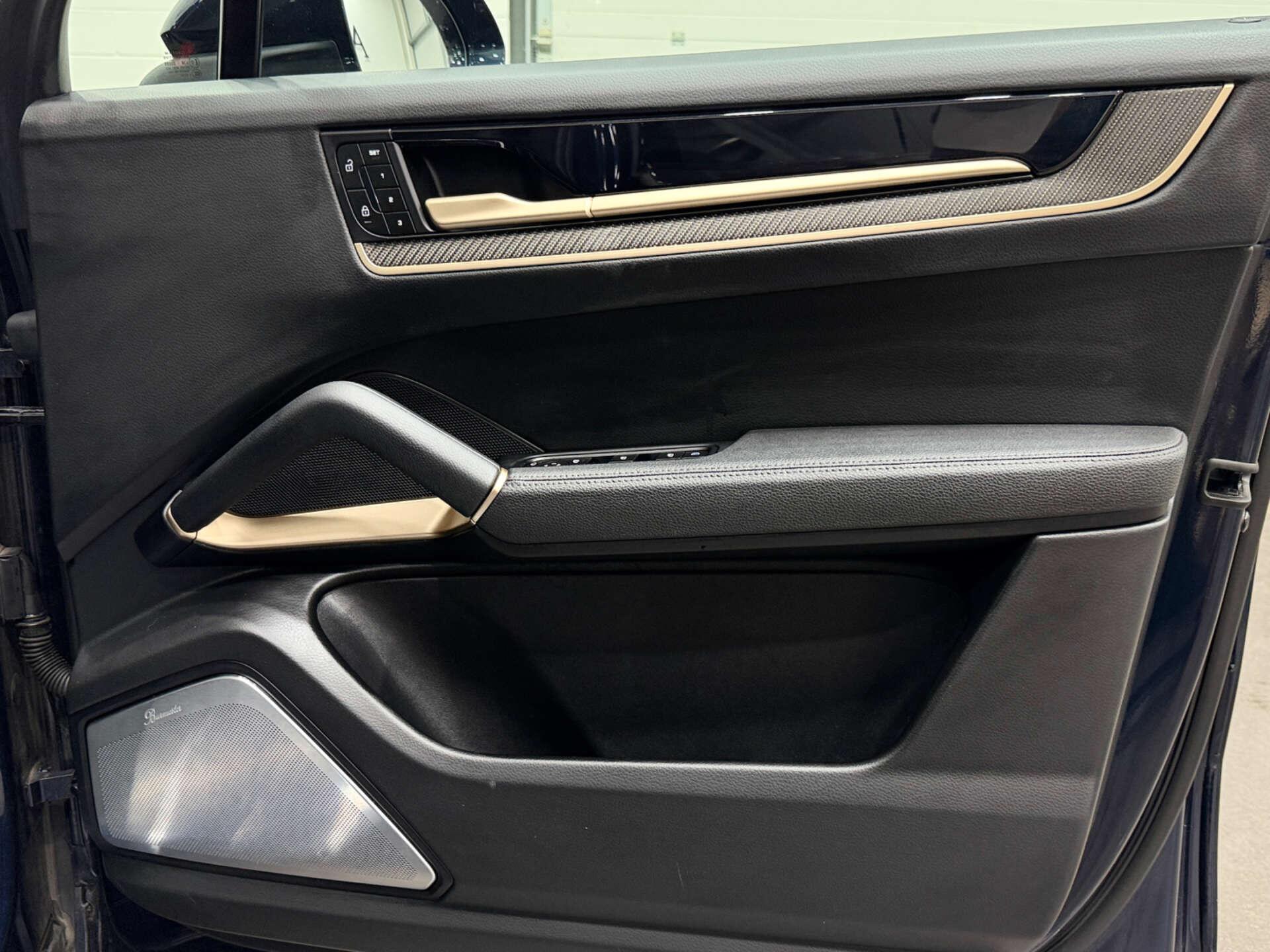 Porsche Cayenne view 37