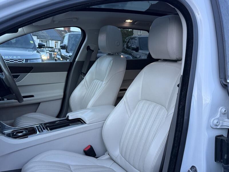 Jaguar XF view 32