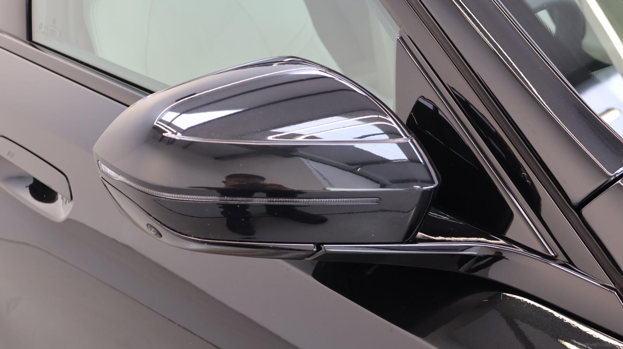 BMW 5 Series view 25
