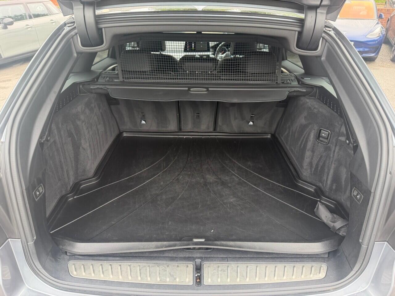 BMW 5 Series view 32
