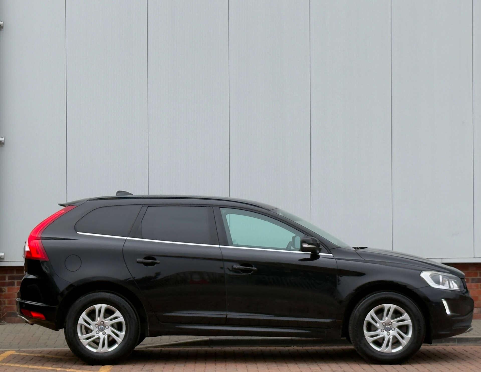 Volvo XC60 view 3