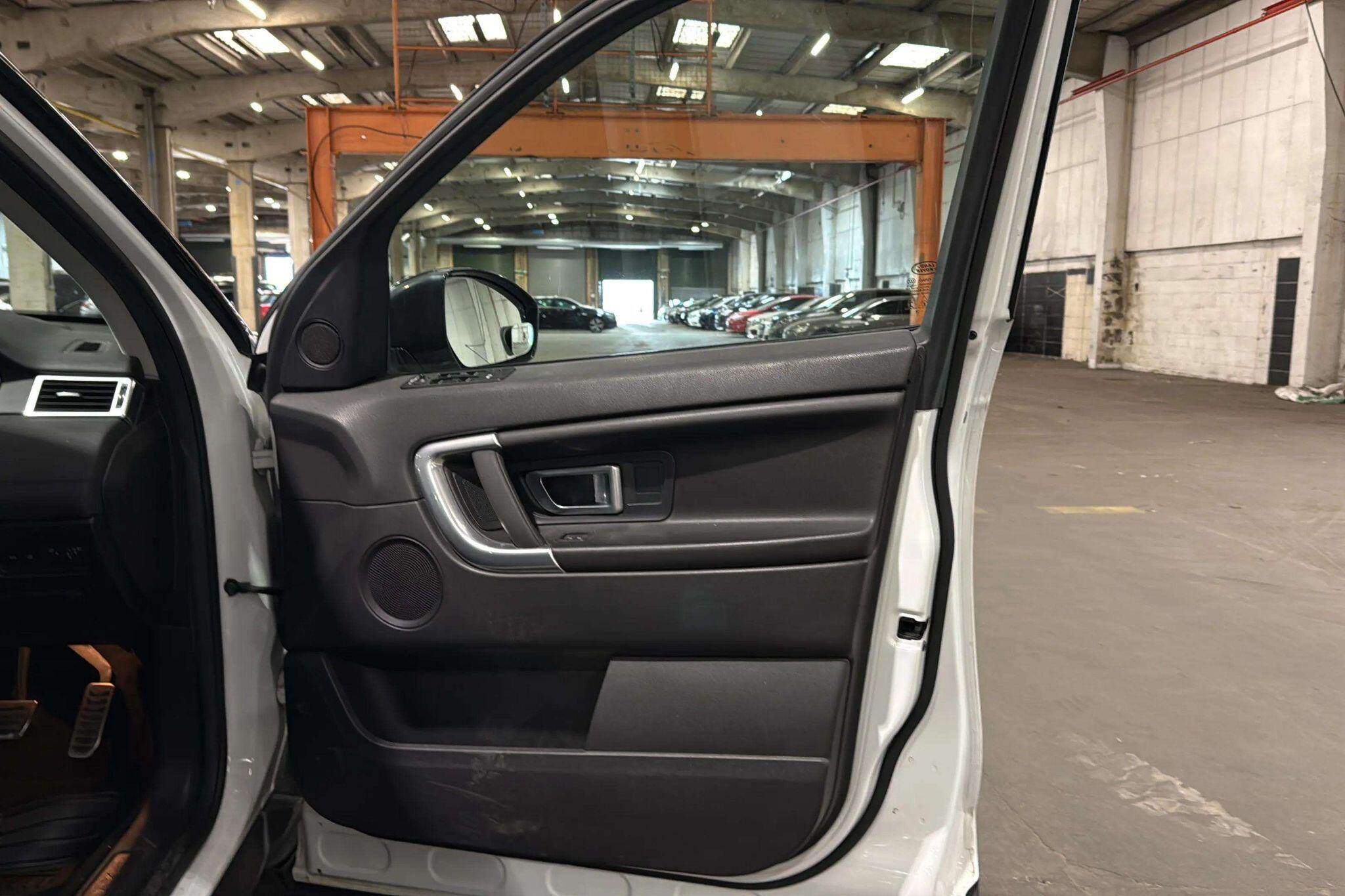 Land Rover Discovery Sport view 12