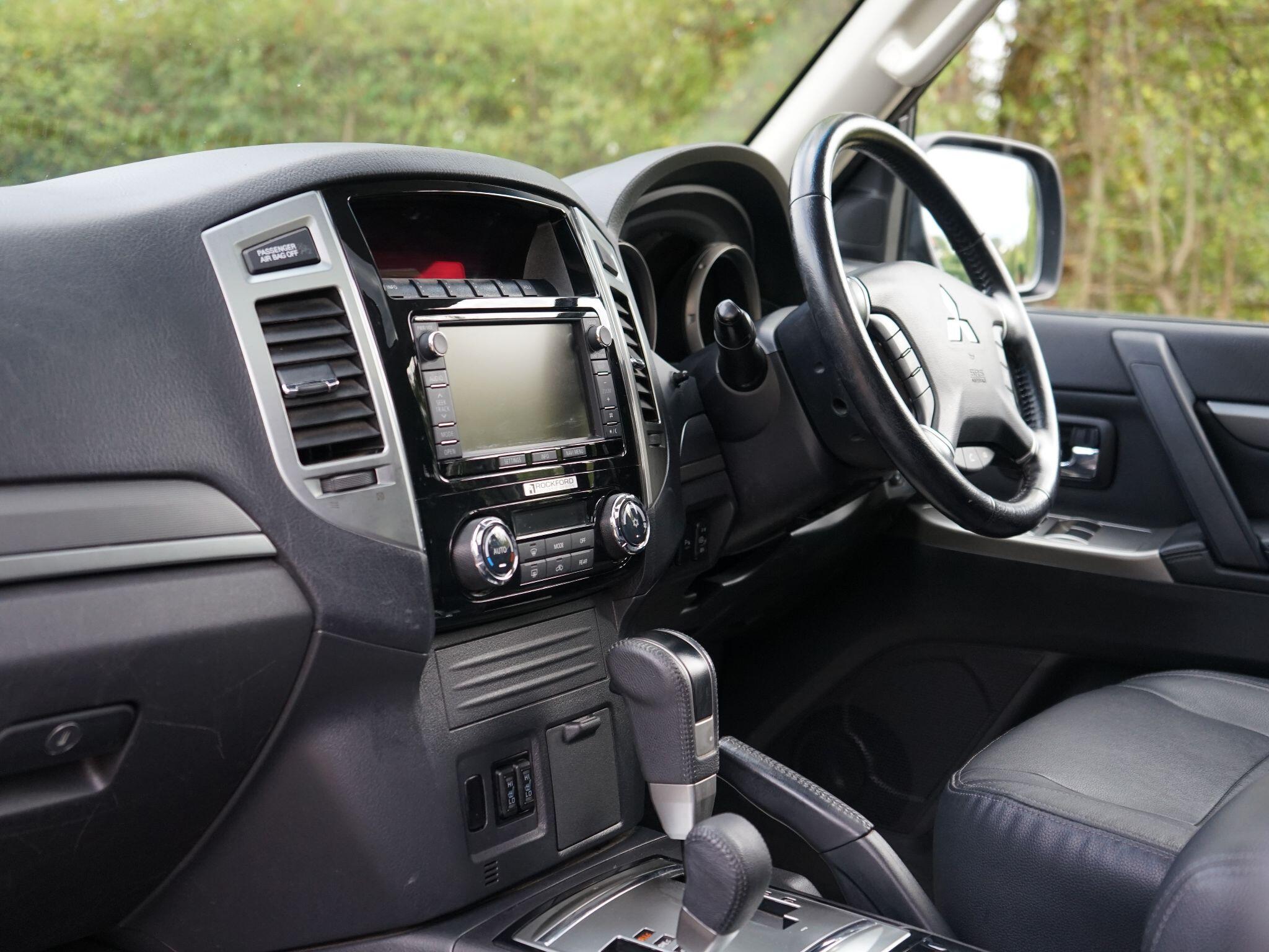 Mitsubishi Shogun view 18