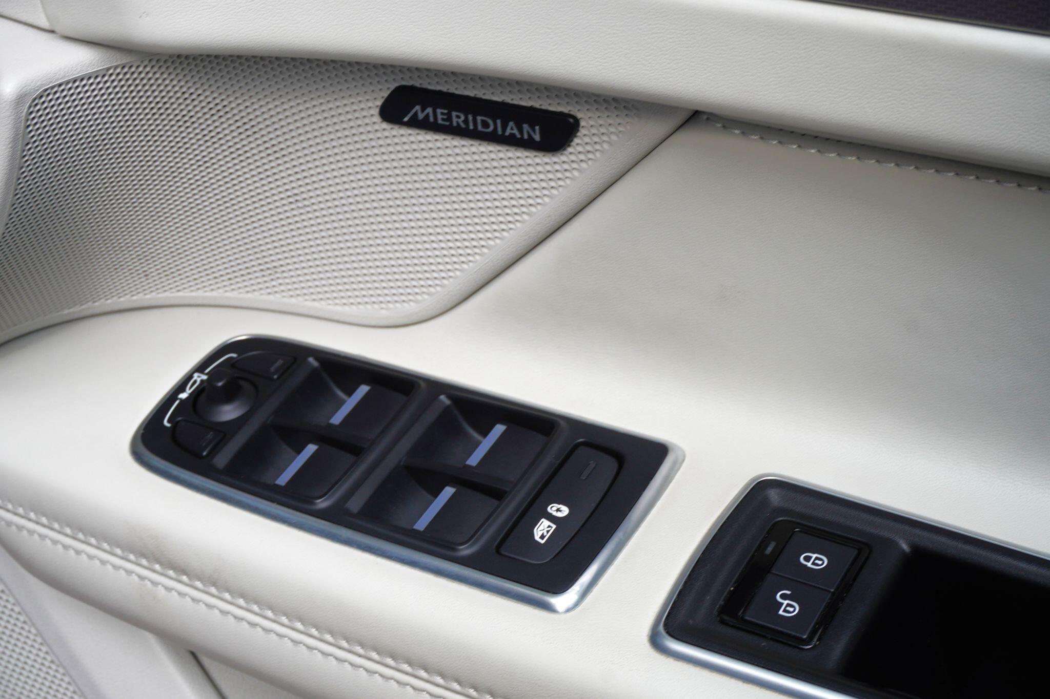Jaguar XF view 18