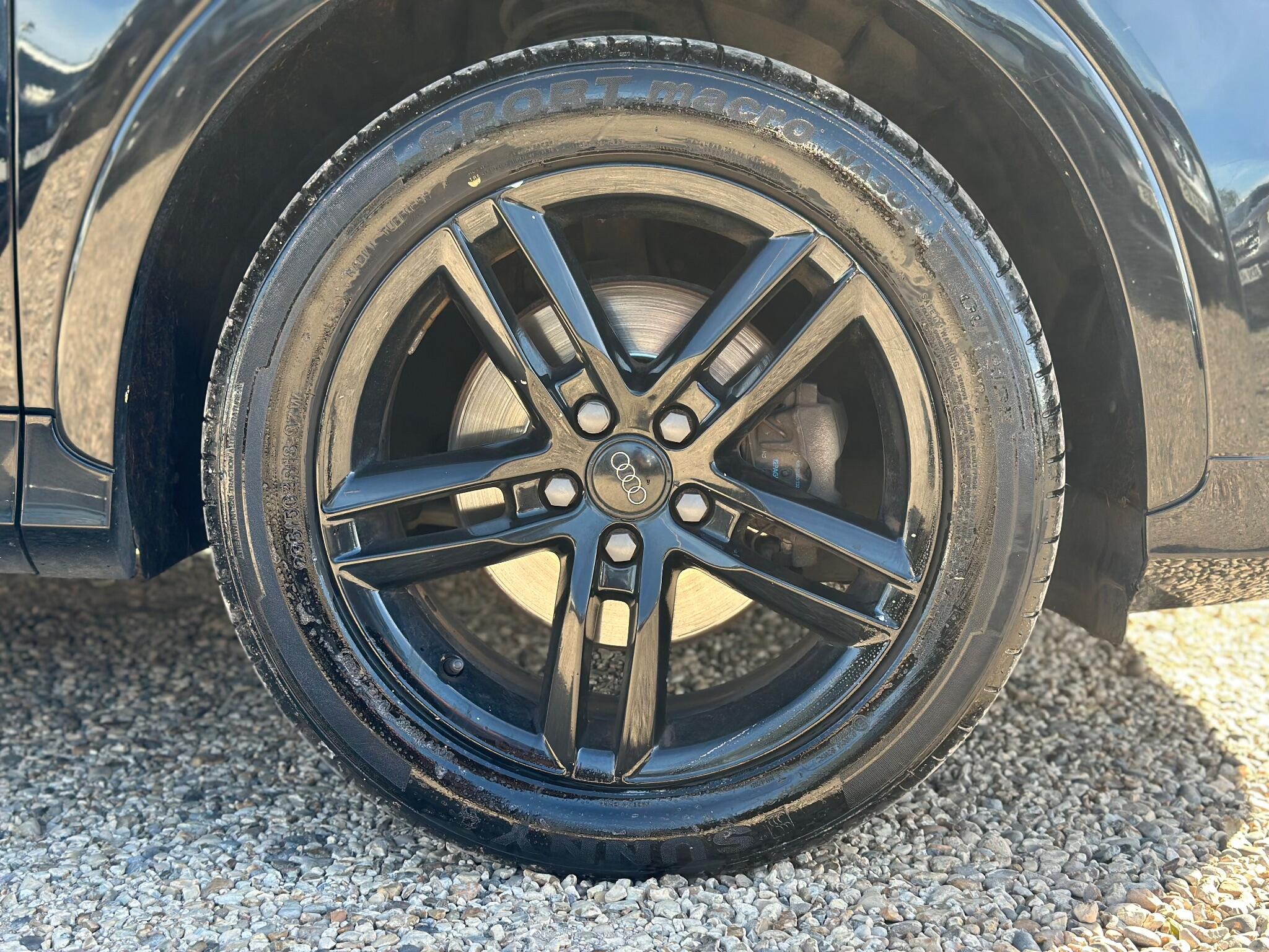 Audi Q3 view 60