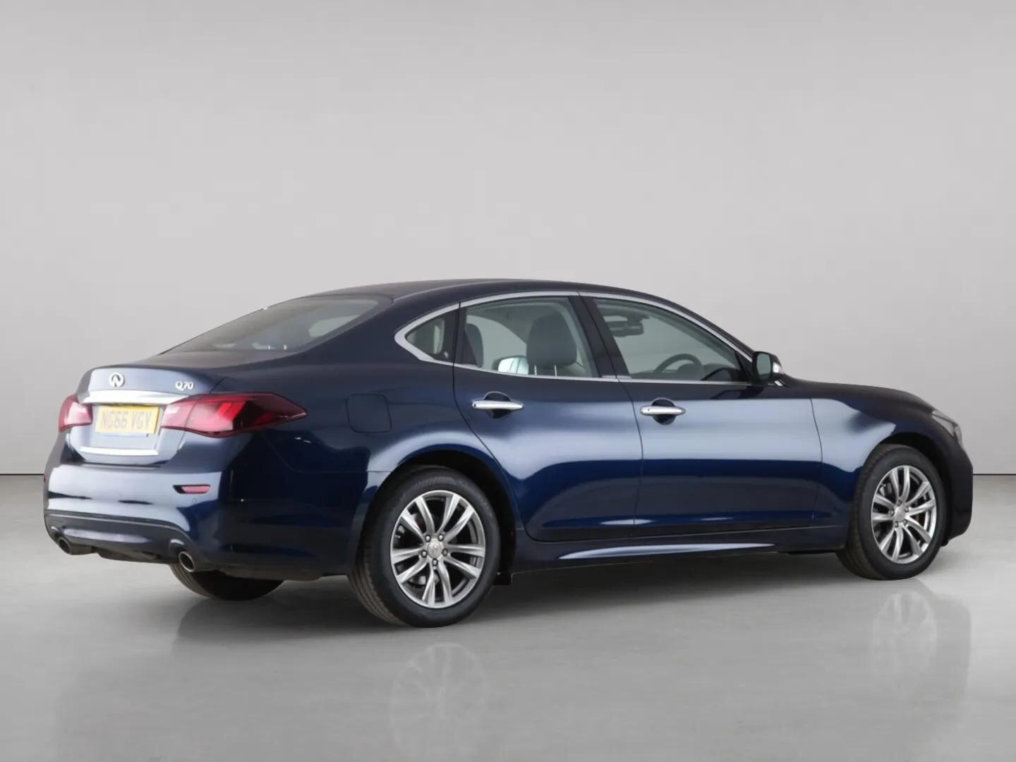Infiniti Q70 view 6