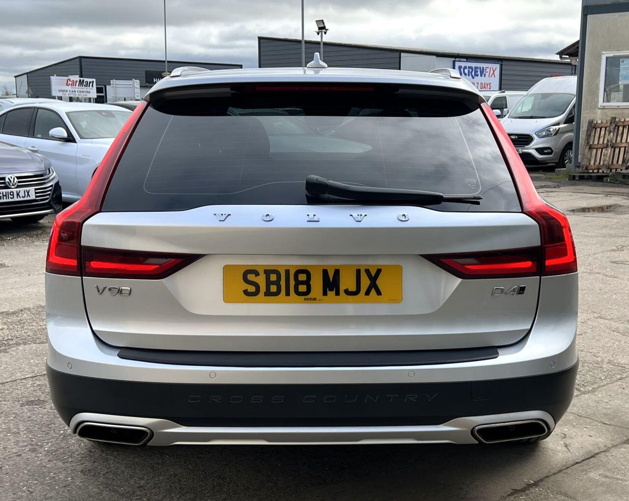 Volvo V90 Cross Country view 6