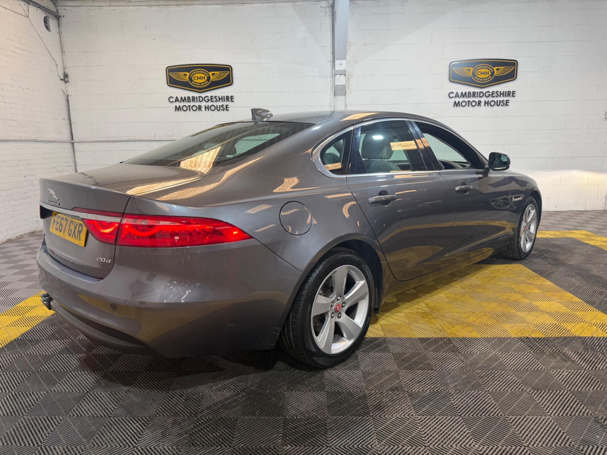 Jaguar XF view 16