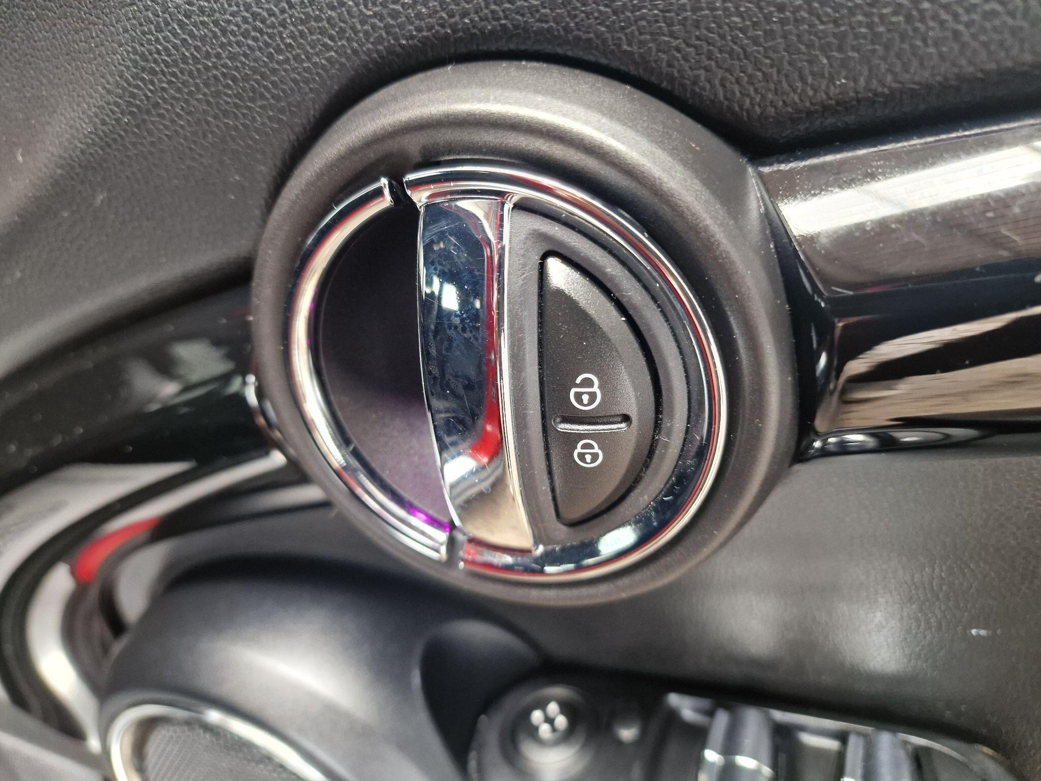 2015 MINI Hatch image 28
