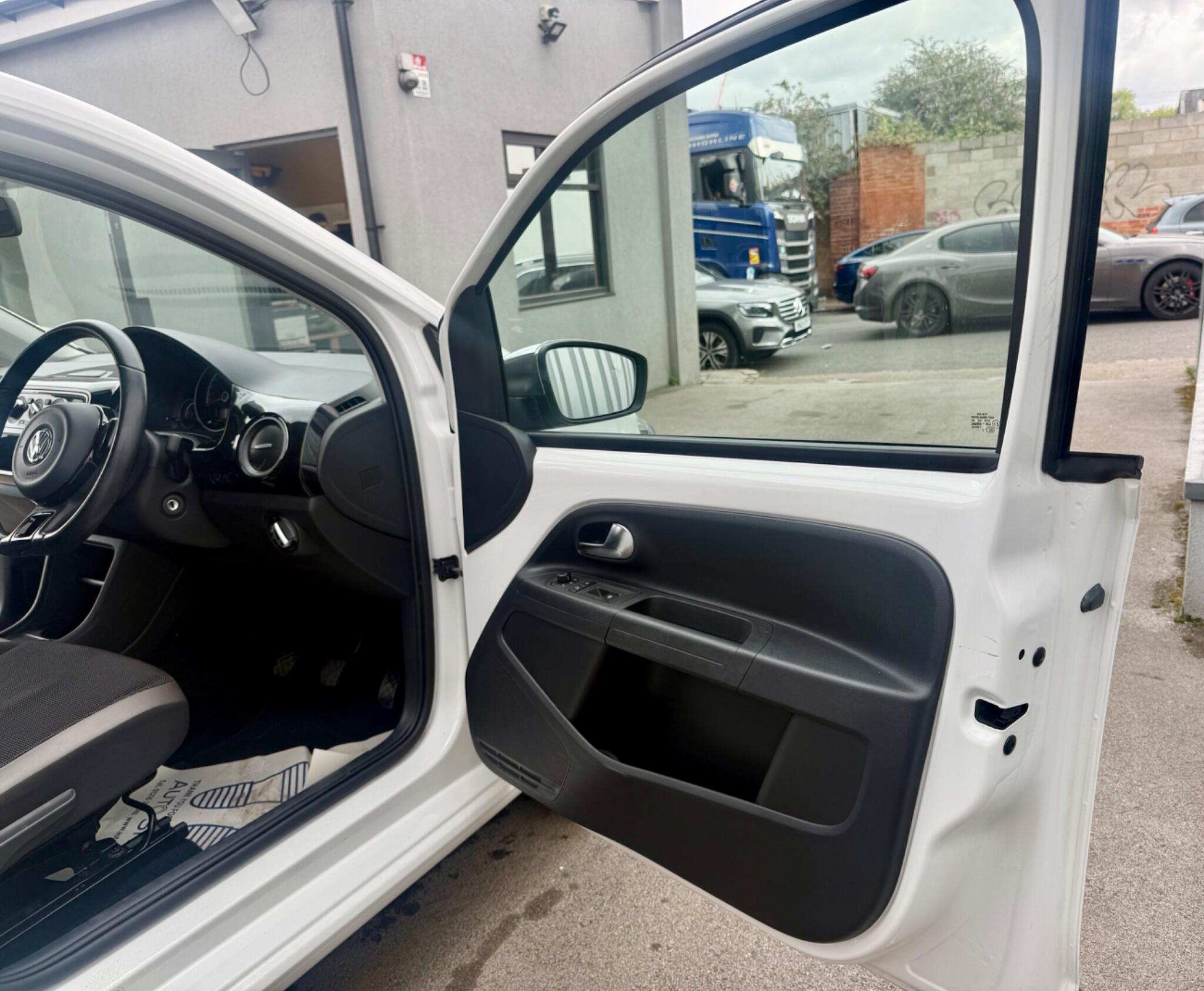 Volkswagen up! view 16