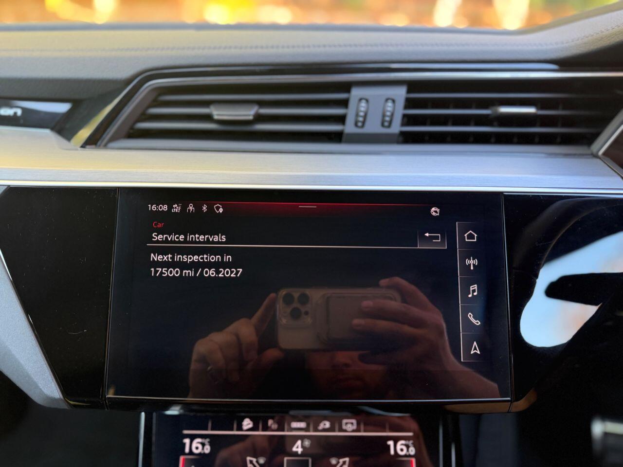 Audi Q8 E-Tron view 25