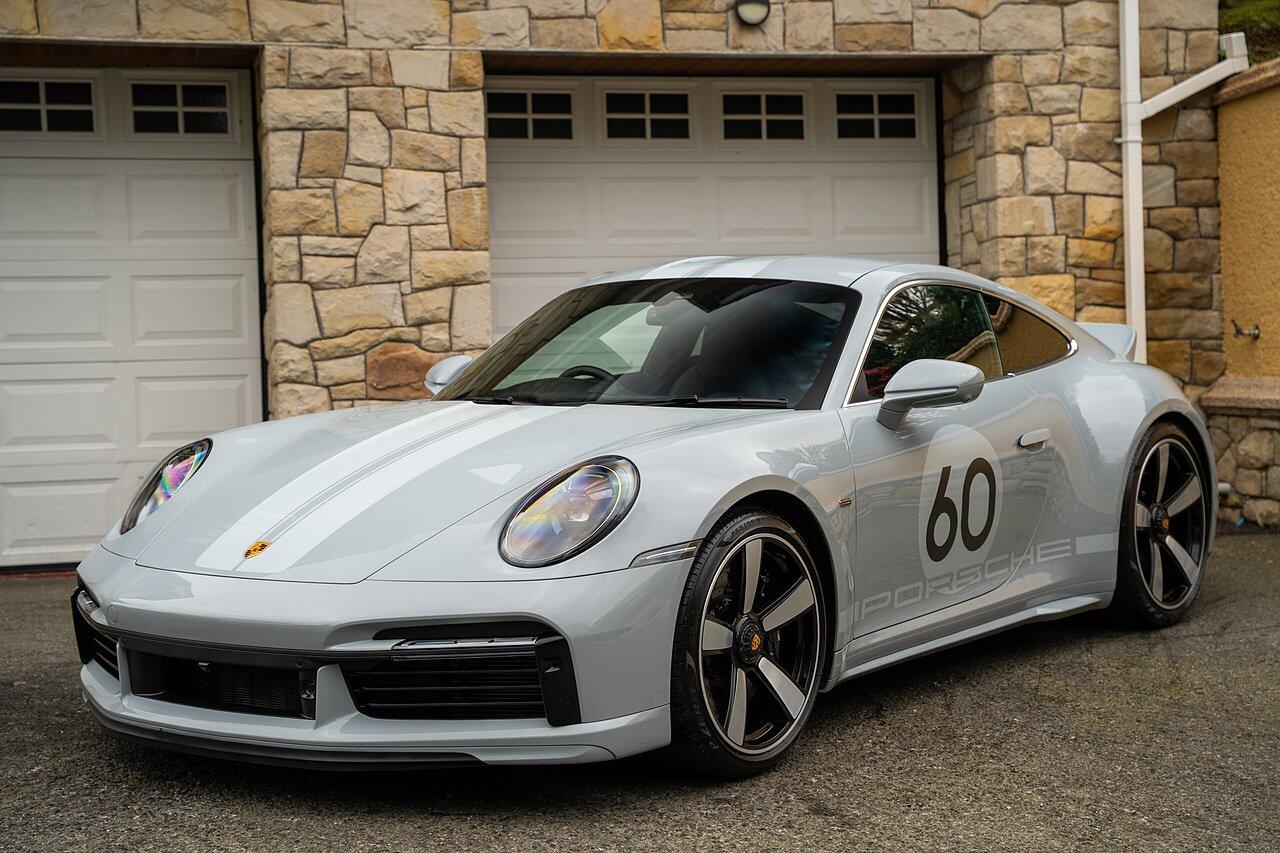 Porsche 911 view 45