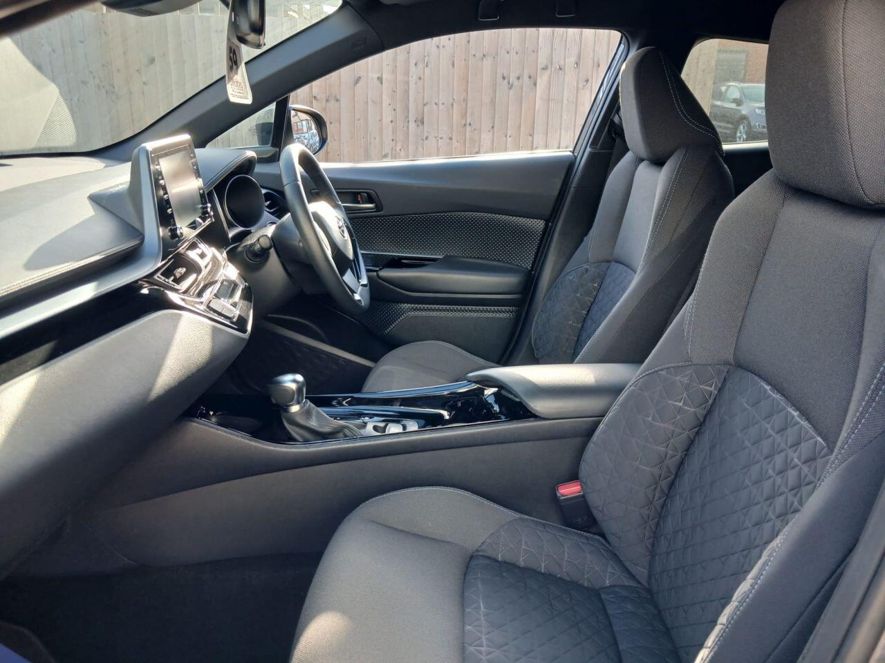 Toyota C-HR view 31