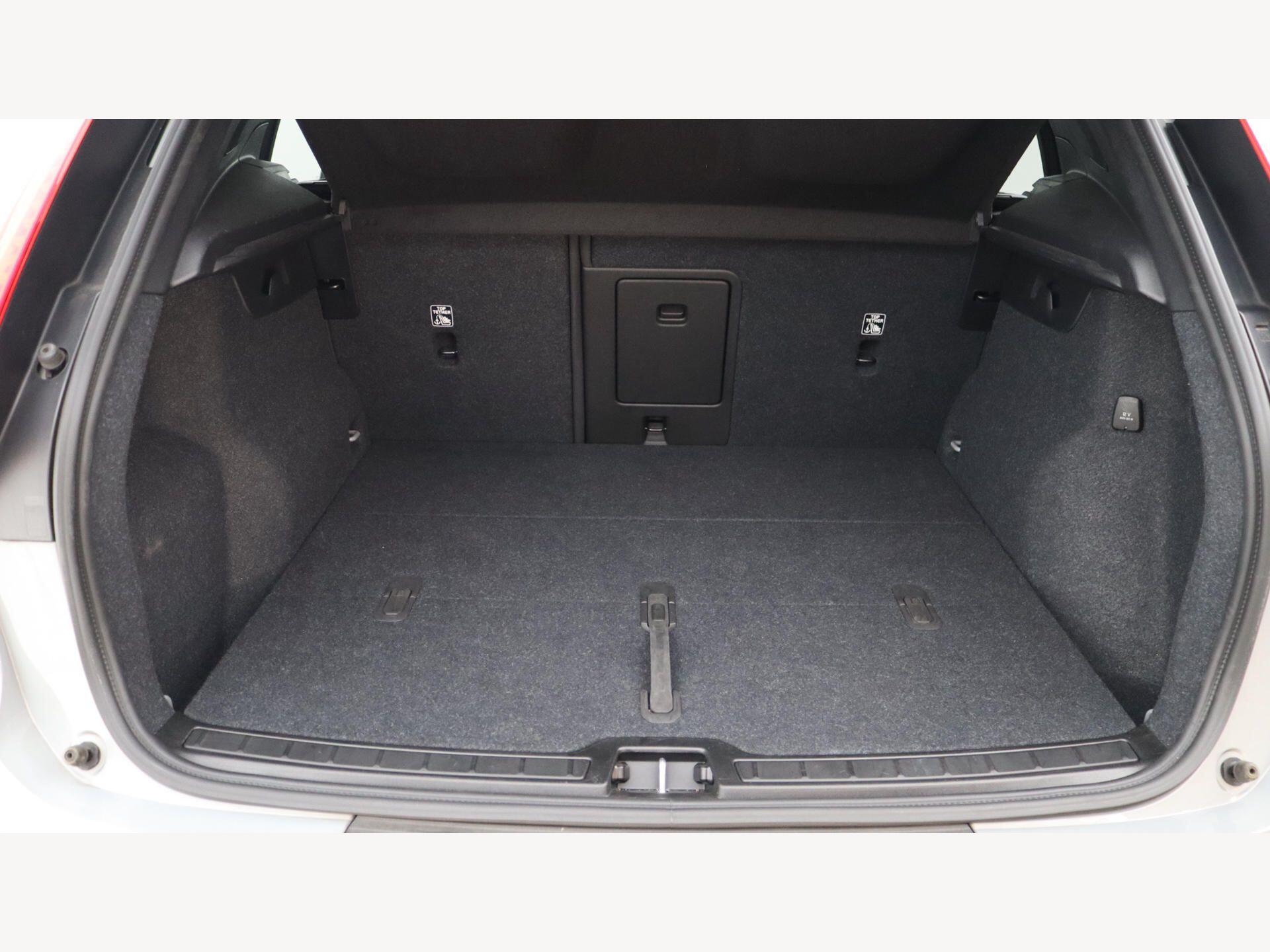 Volvo XC40 view 16