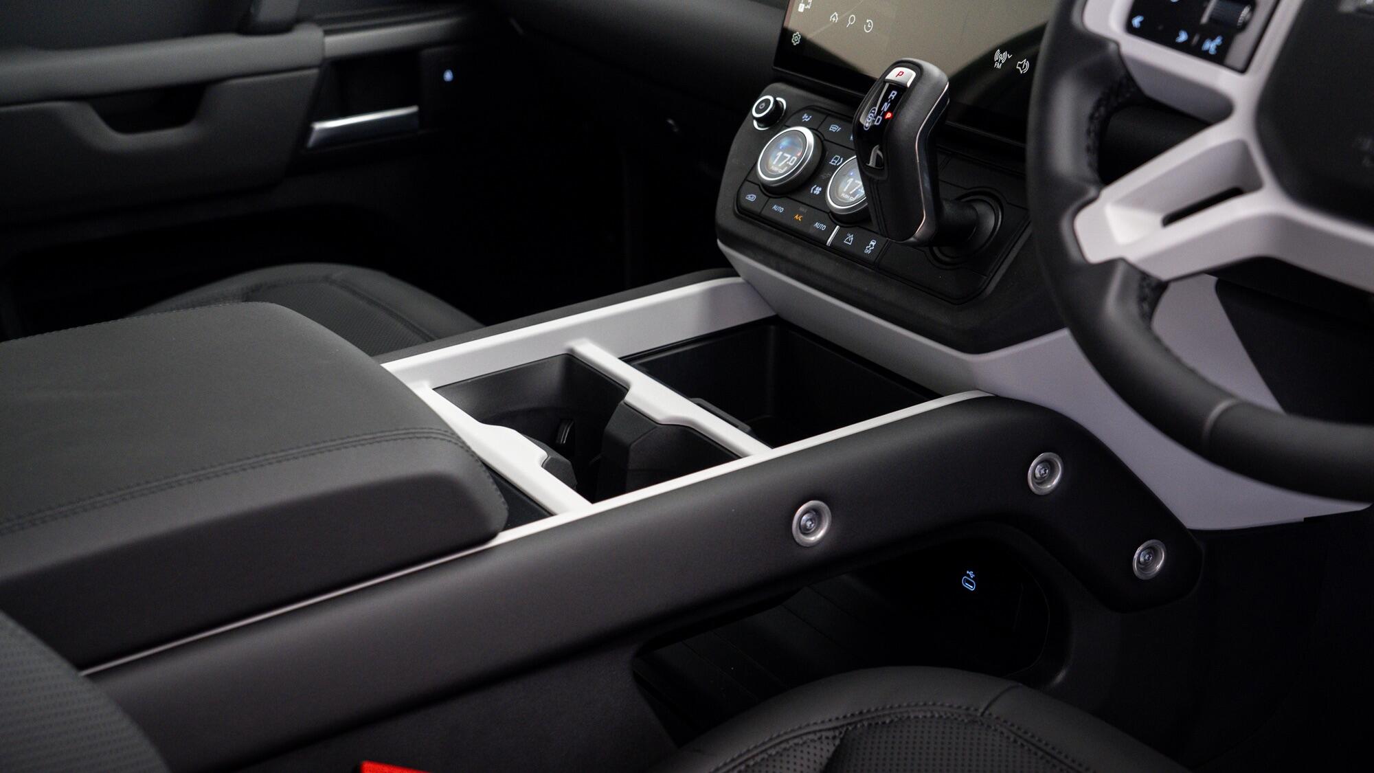 Land Rover Defender 90 view 13
