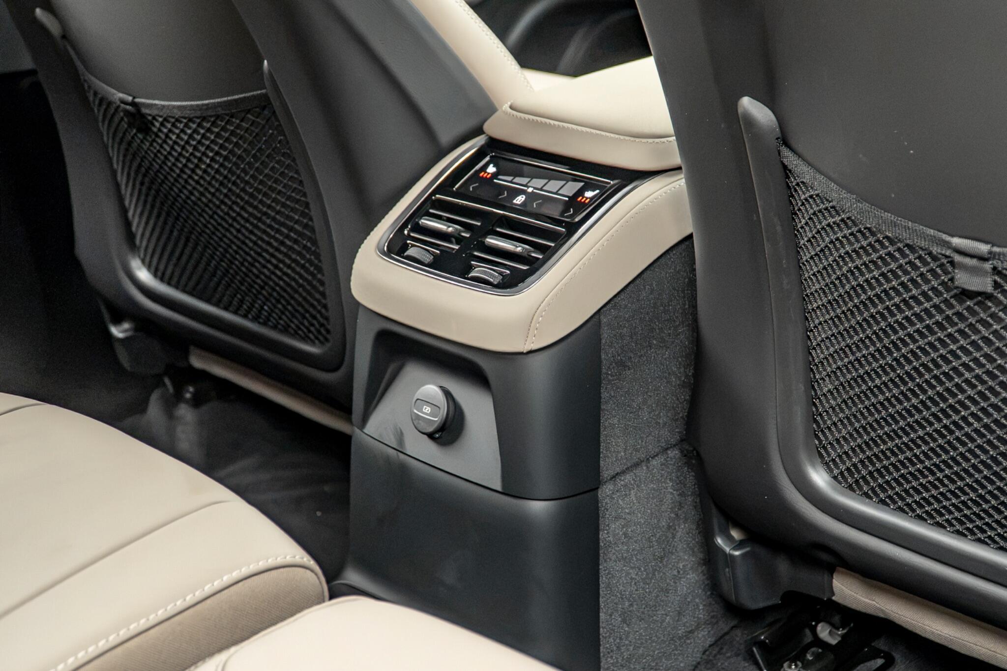 Volvo XC90 view 47
