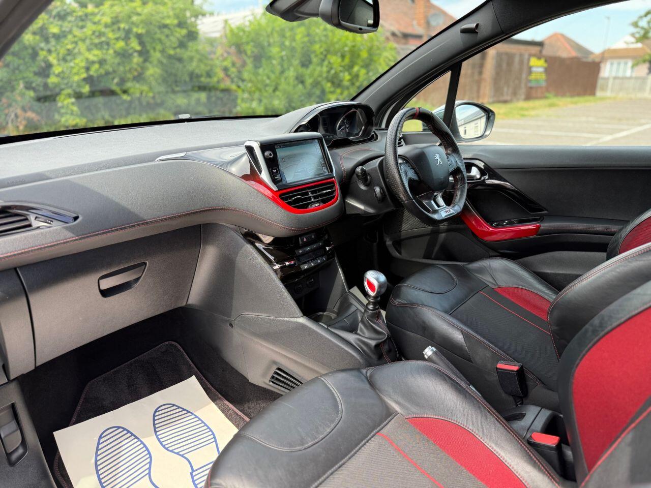 Peugeot 208 view 11