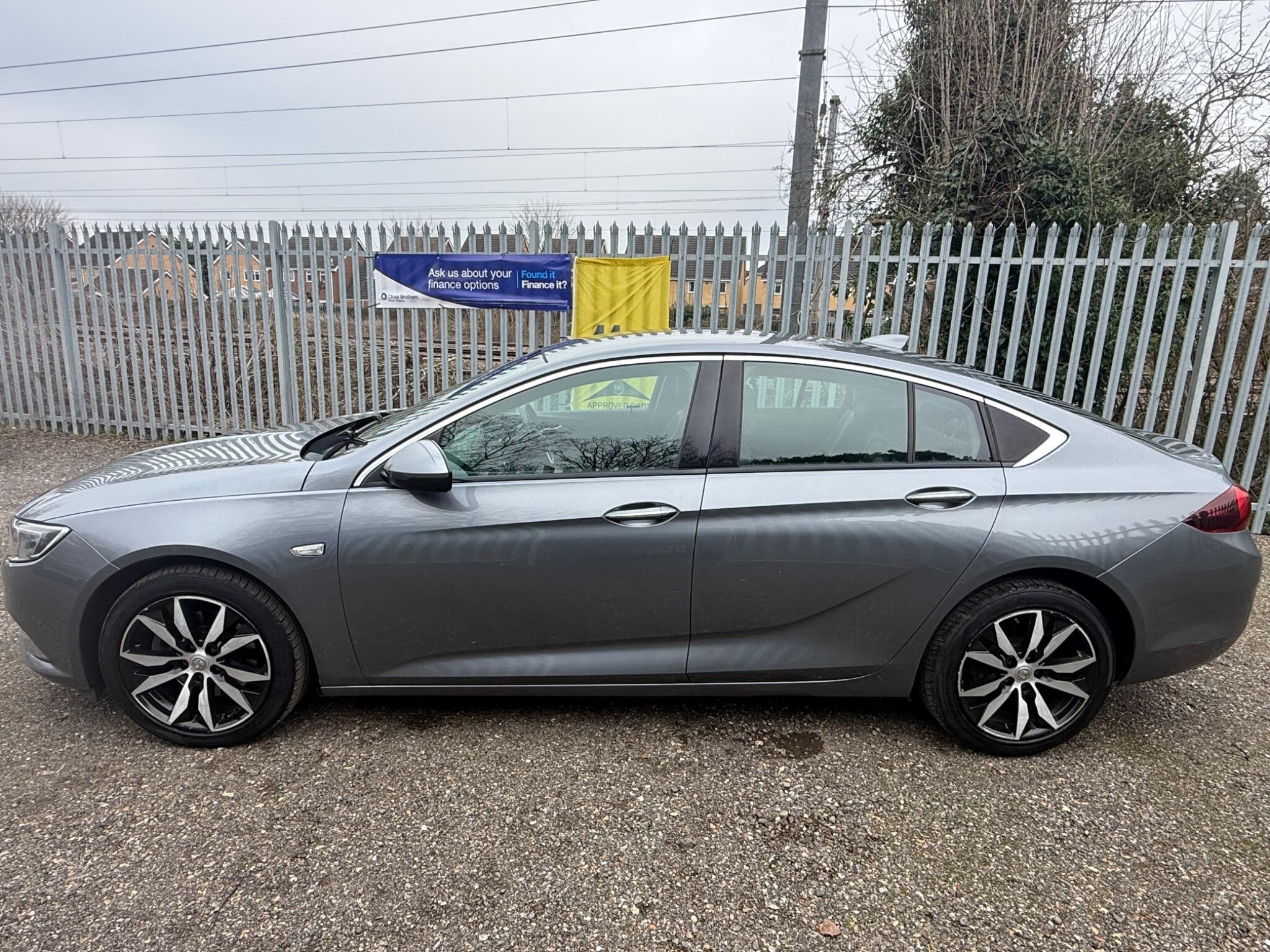 2017 Vauxhall Insignia image 4