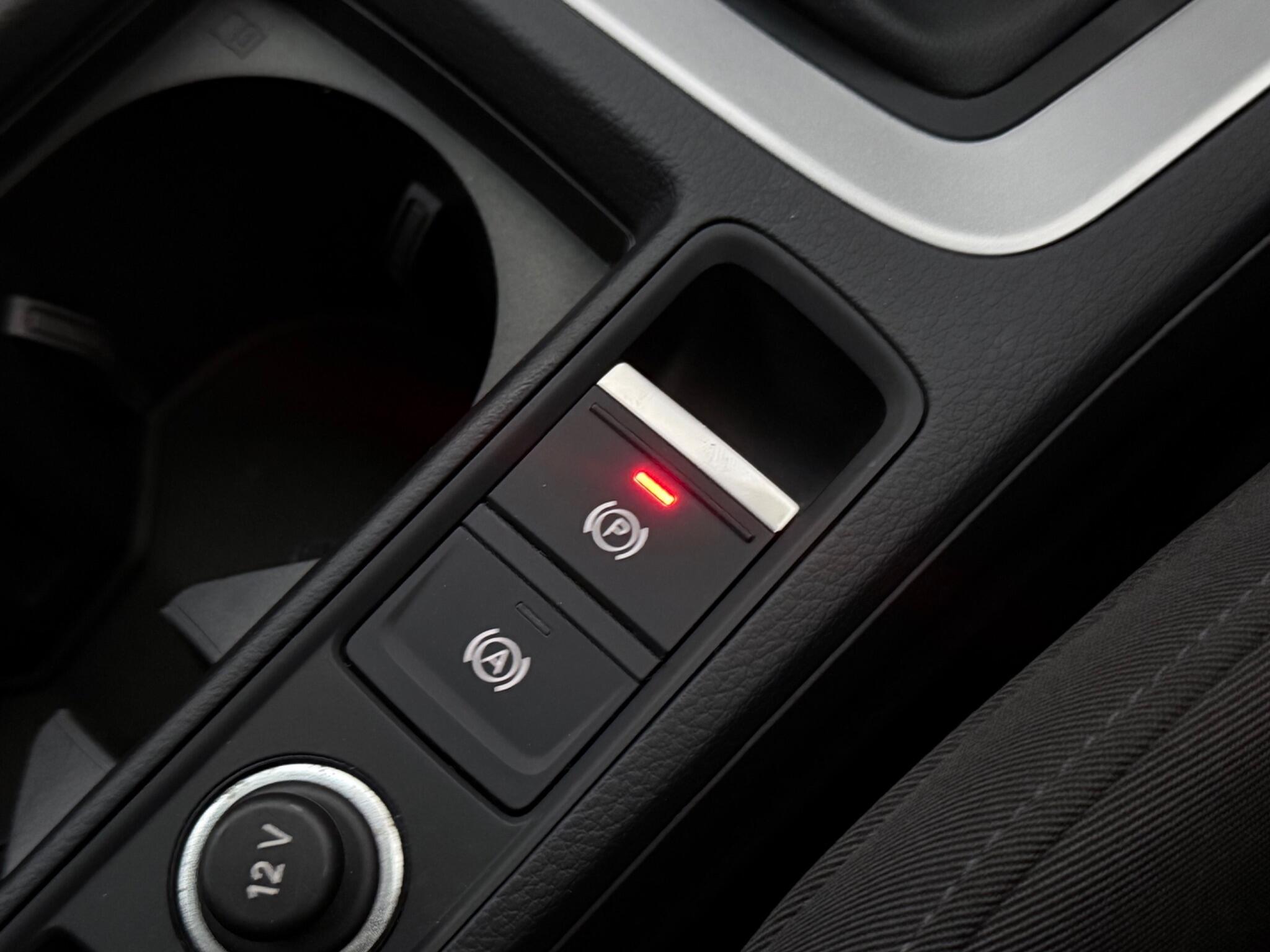 Audi Q3 view 19