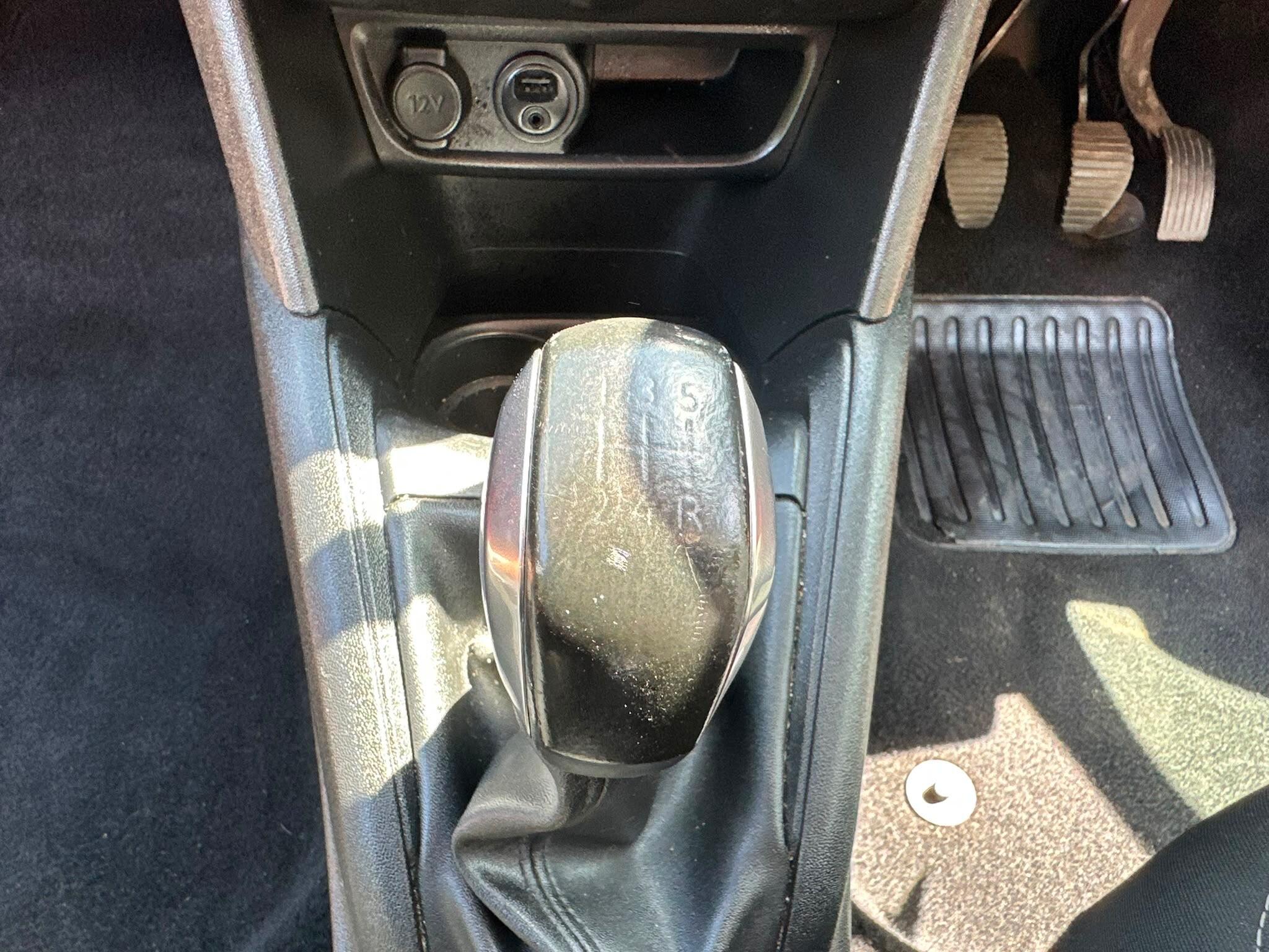 Peugeot 208 view 18
