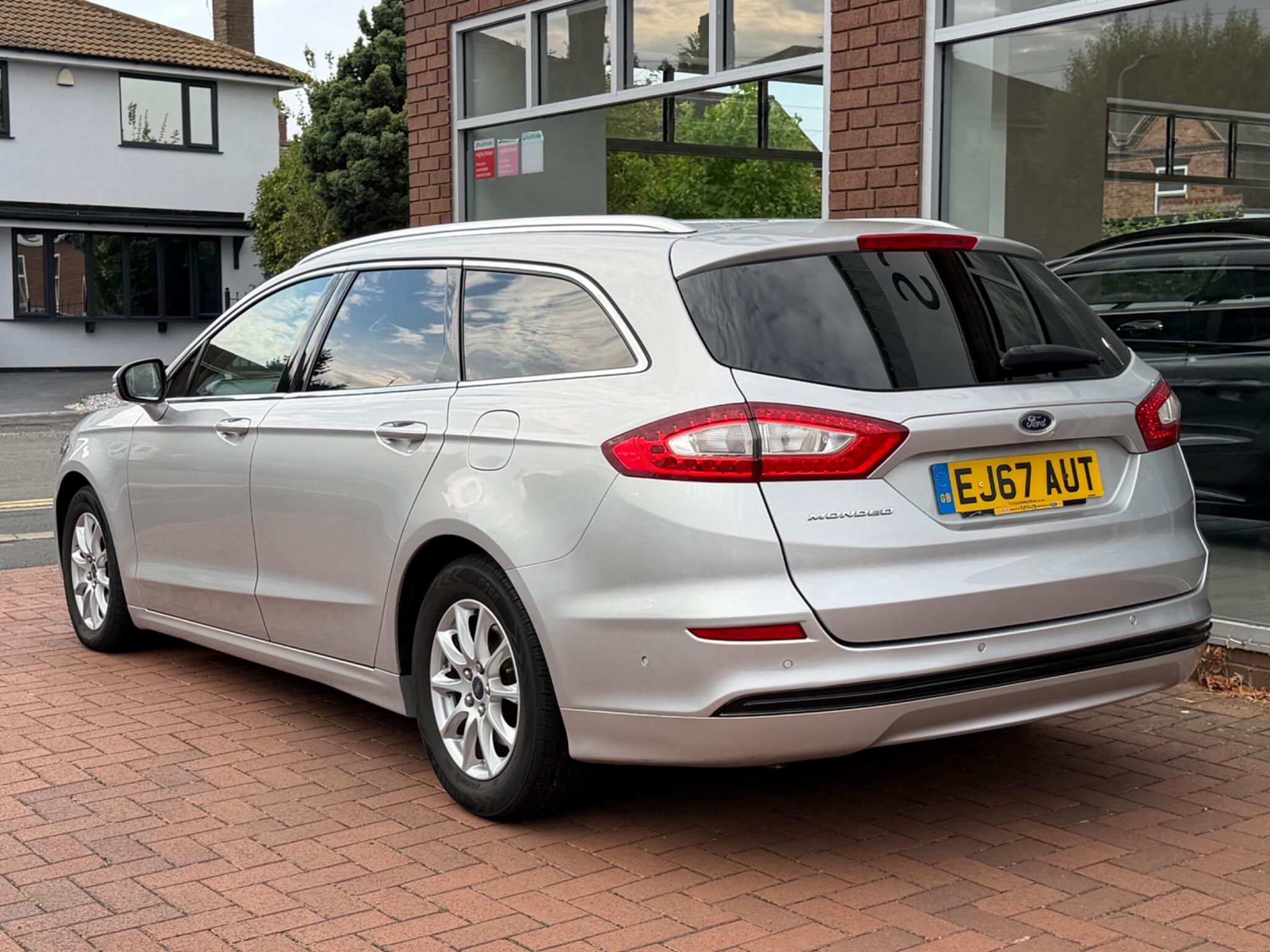 Ford Mondeo view 16