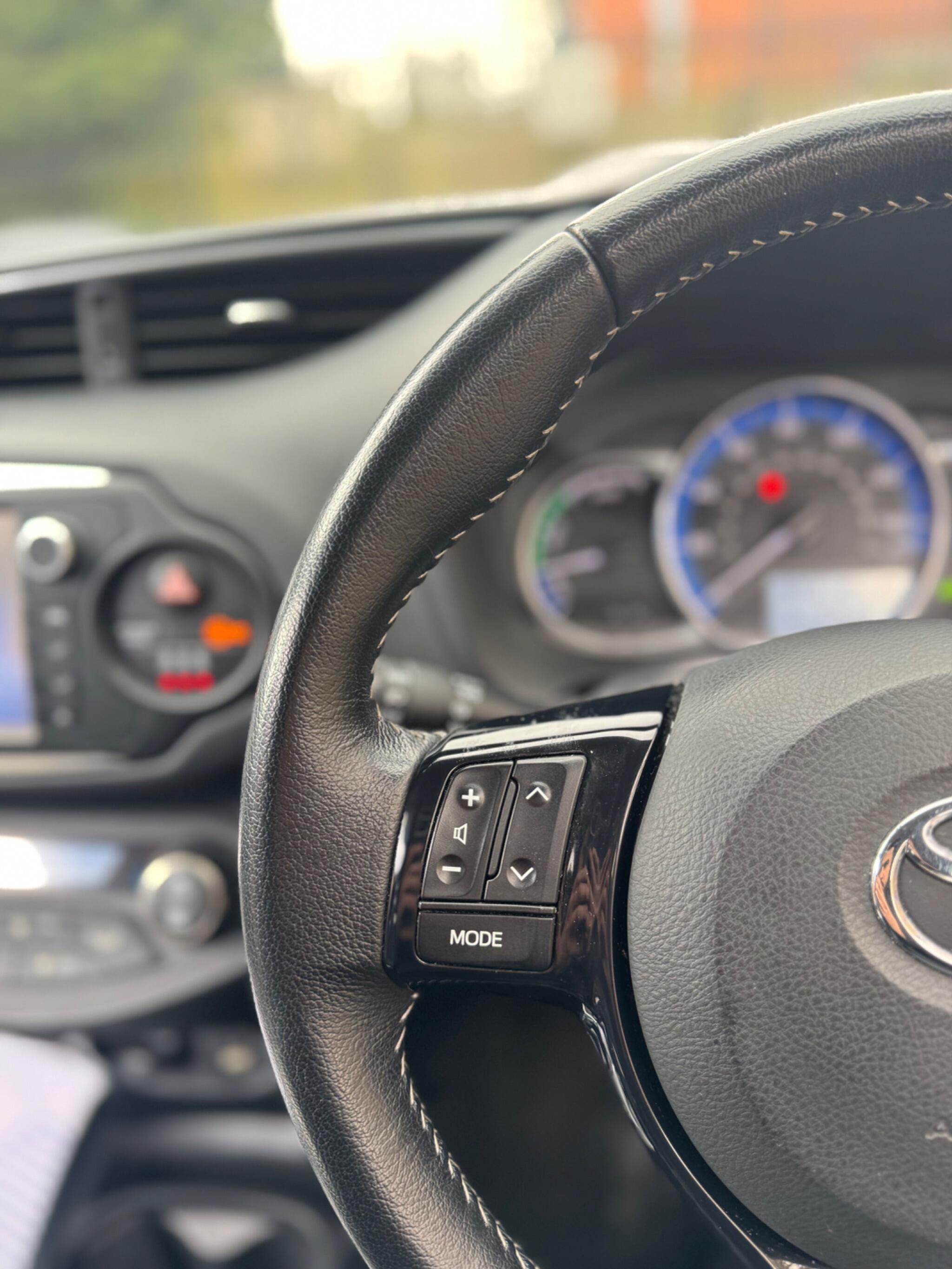 2017 Toyota Yaris 1.5 VVT-h Excel E-CVT Euro 6 (s/s) 5dr (15in Alloy) image 11