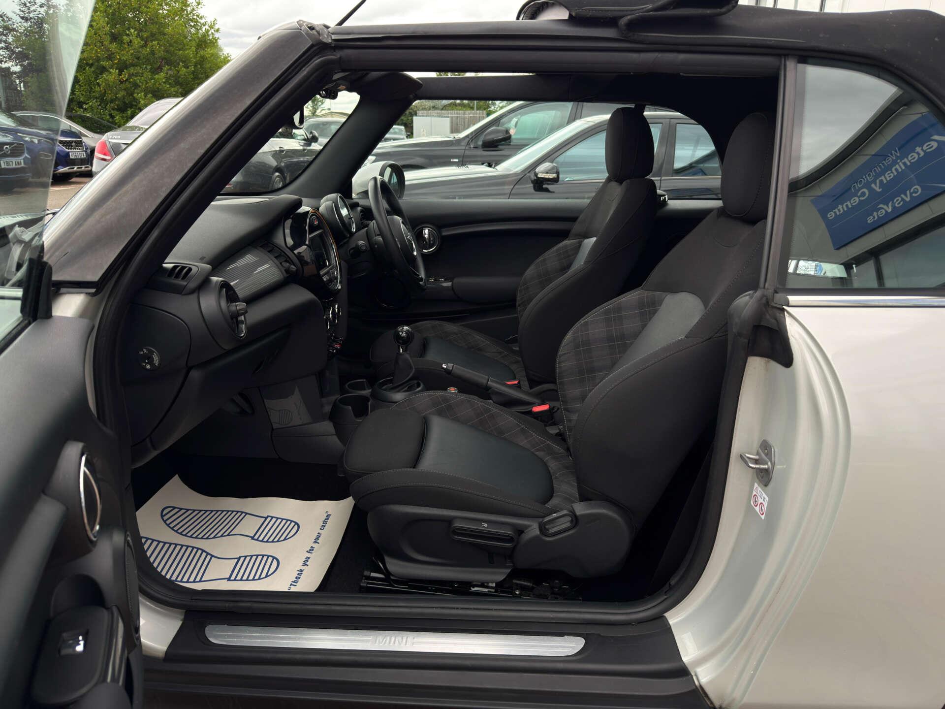 Mini Convertible view 31