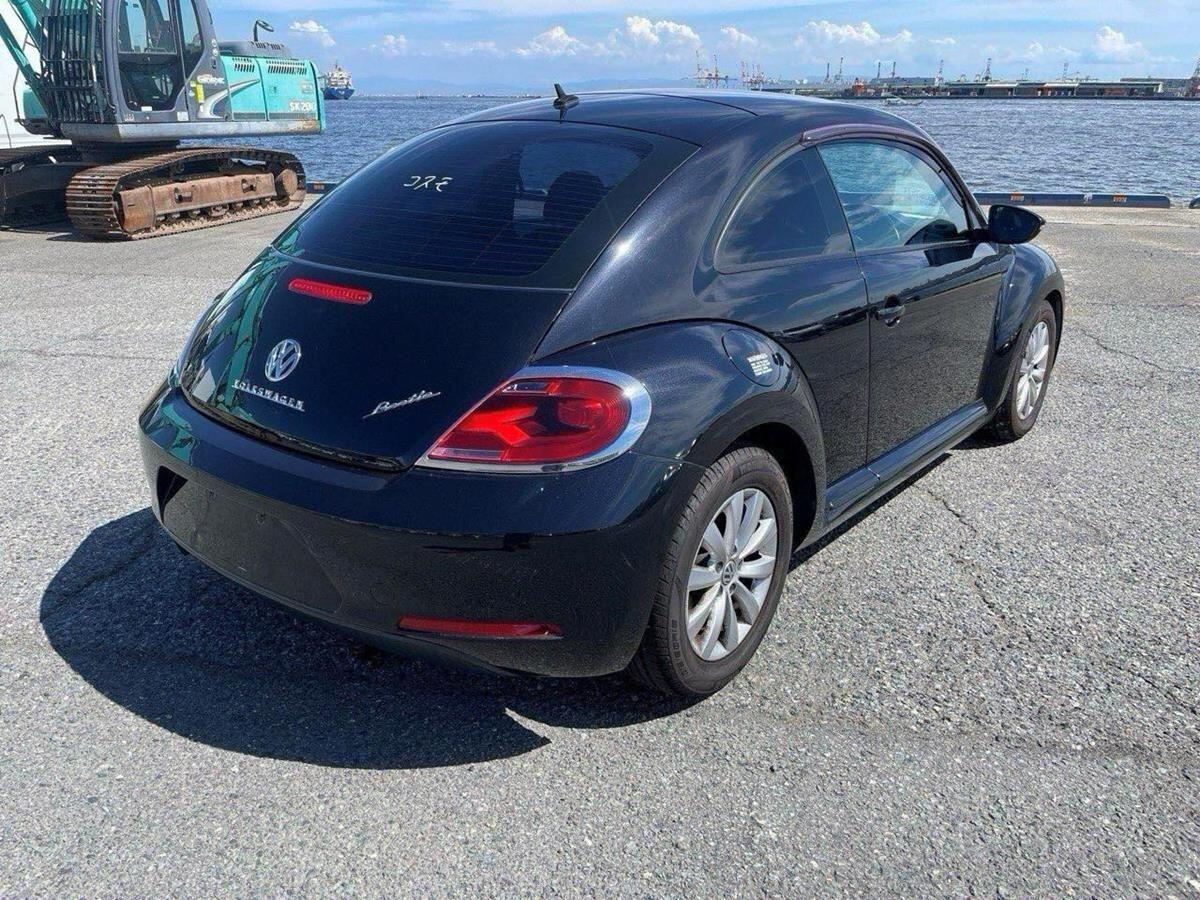 Volkswagen Beetle view 4