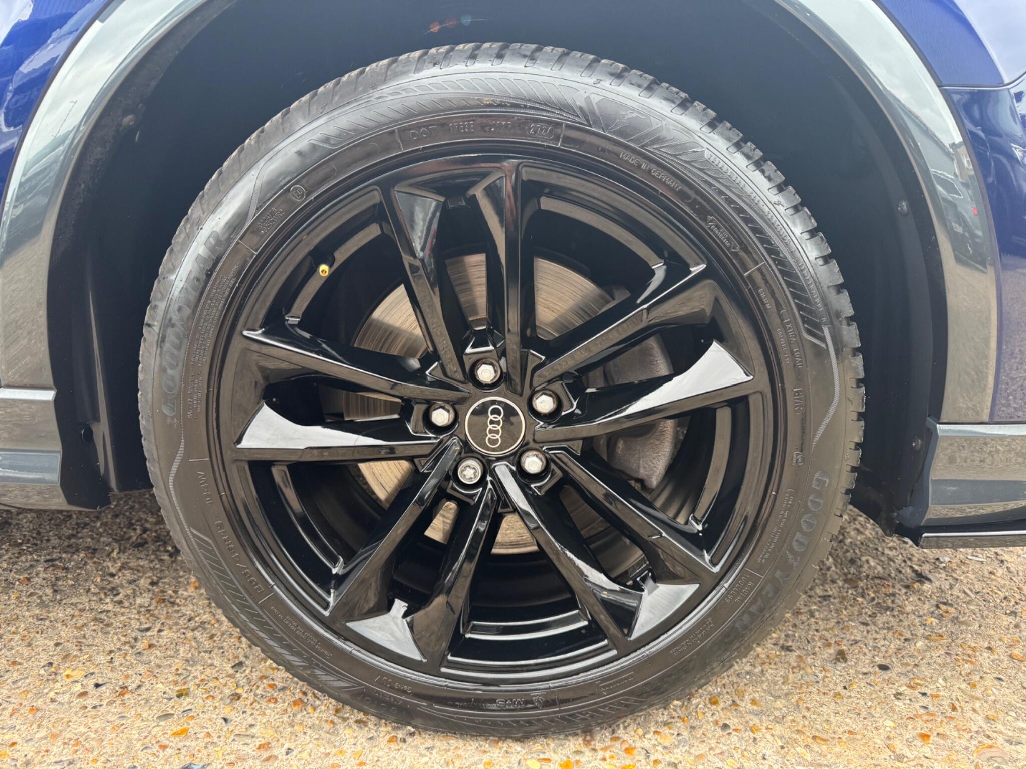 Audi Q3 view 42