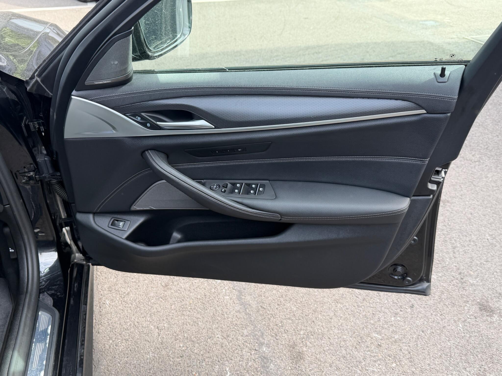 BMW 5 Series view 11
