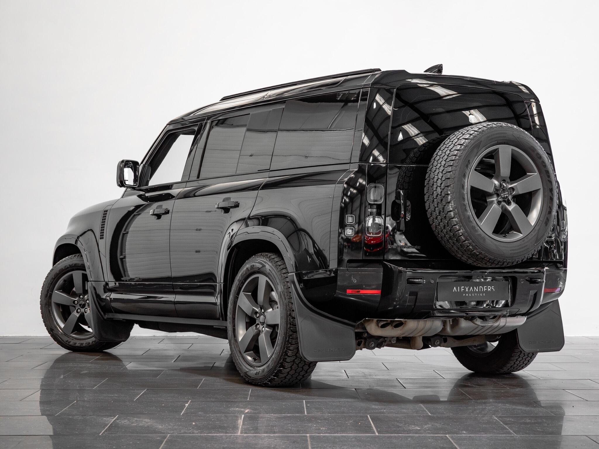 Land Rover Defender 110 view 8