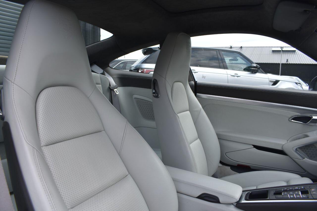 Porsche 911 view 6