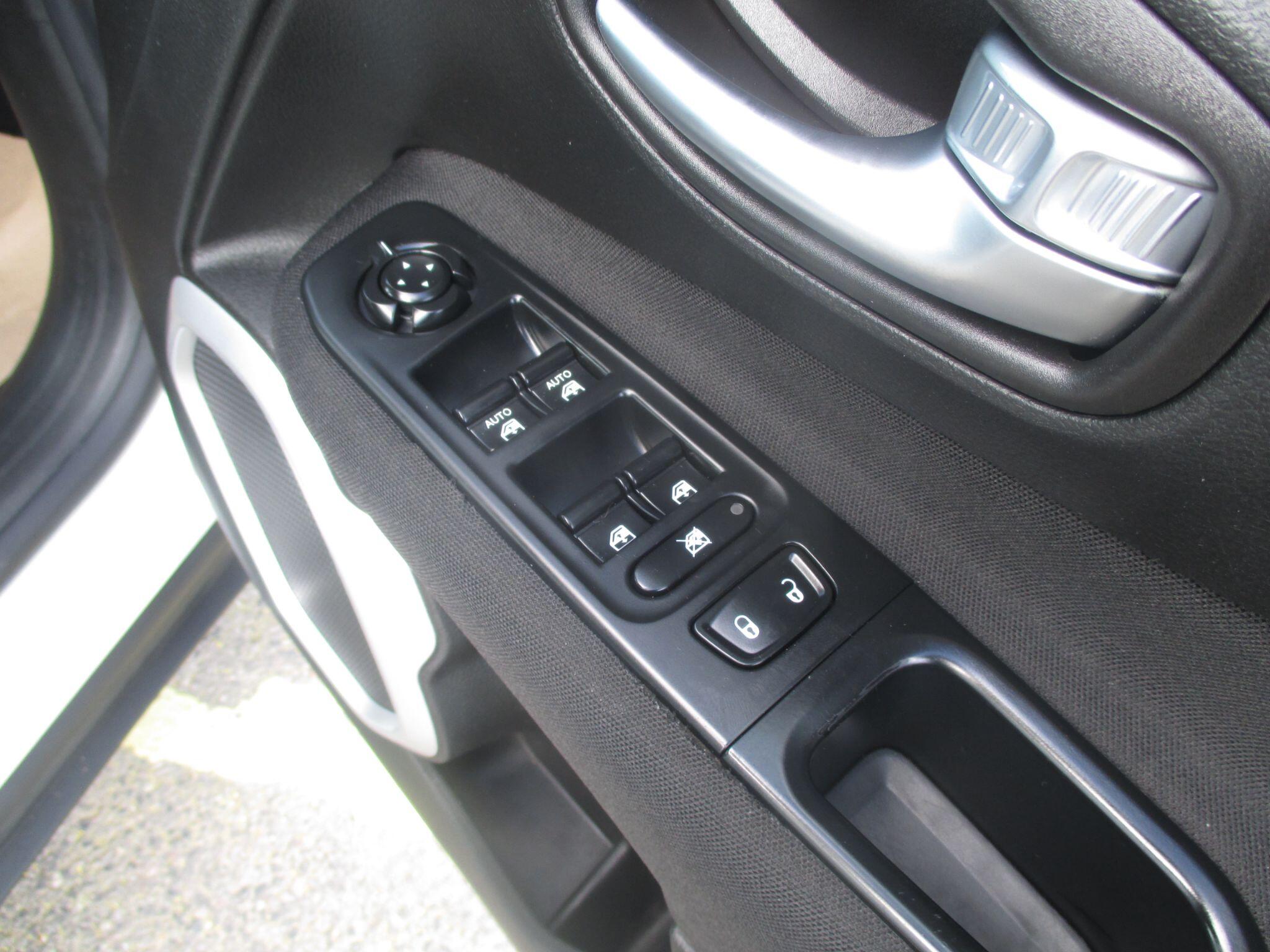 Jeep Renegade view 33