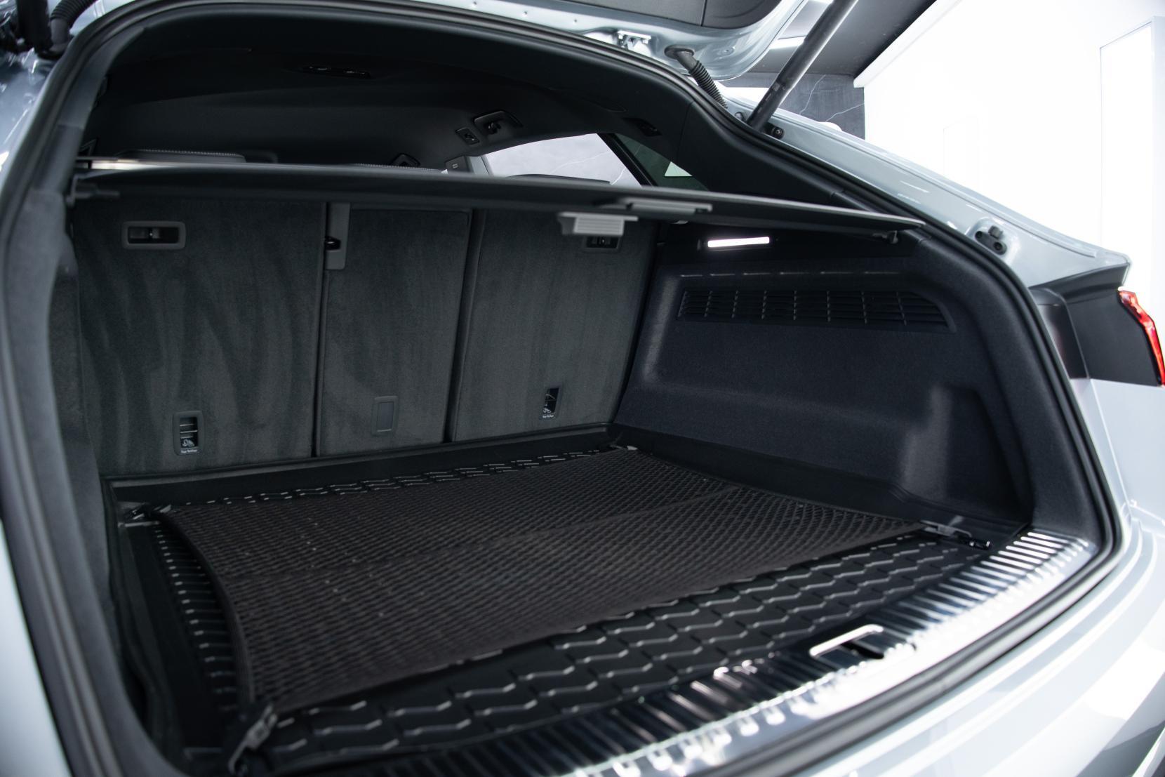 Audi Q8 view 20