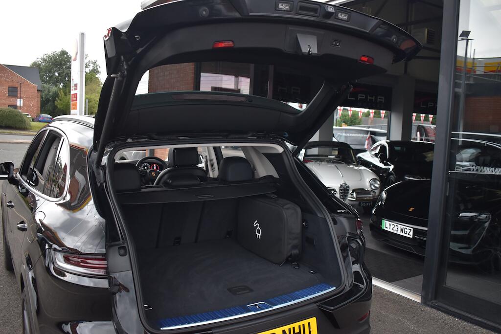 Porsche Cayenne view 59