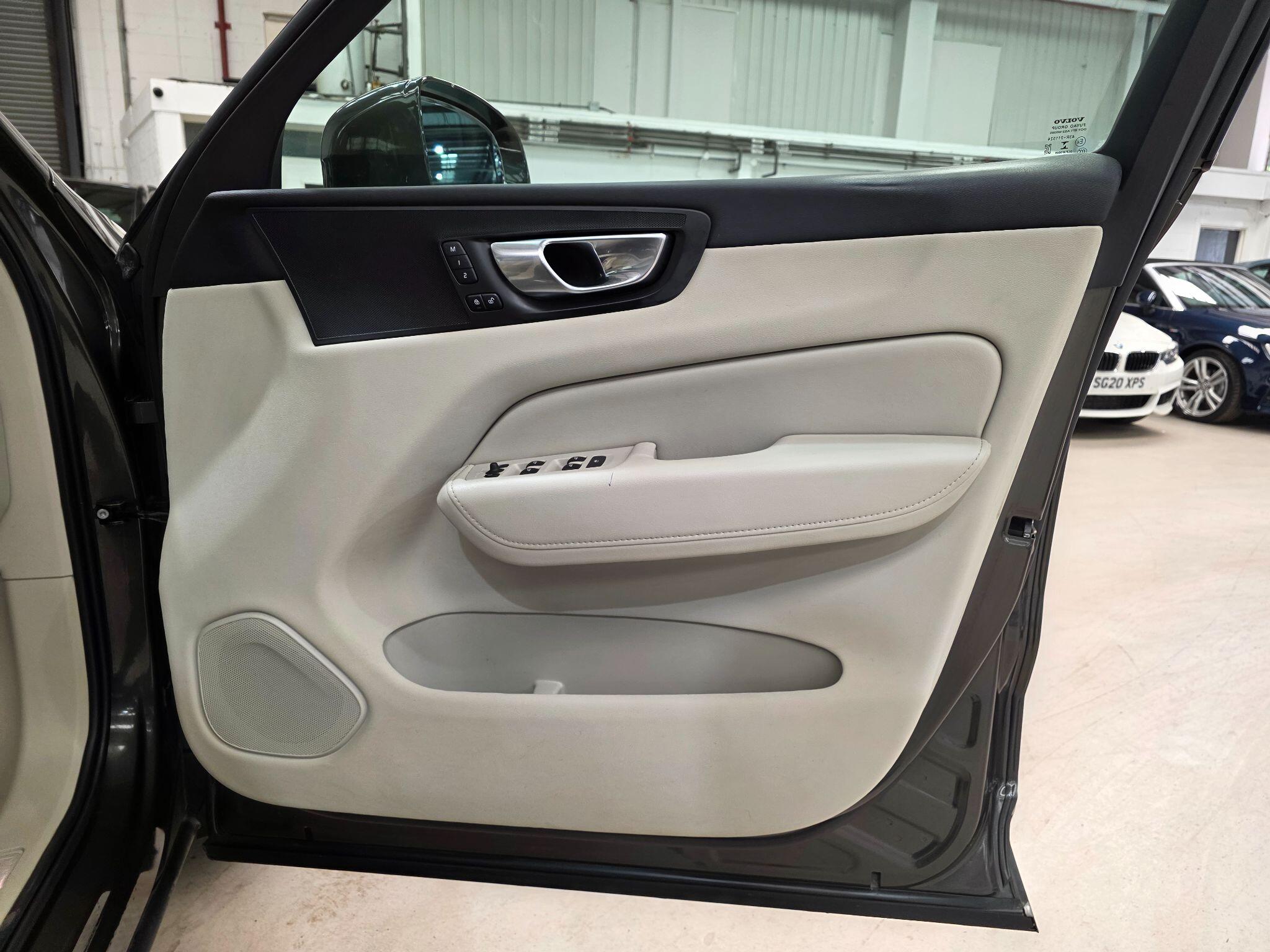 Volvo XC60 view 15