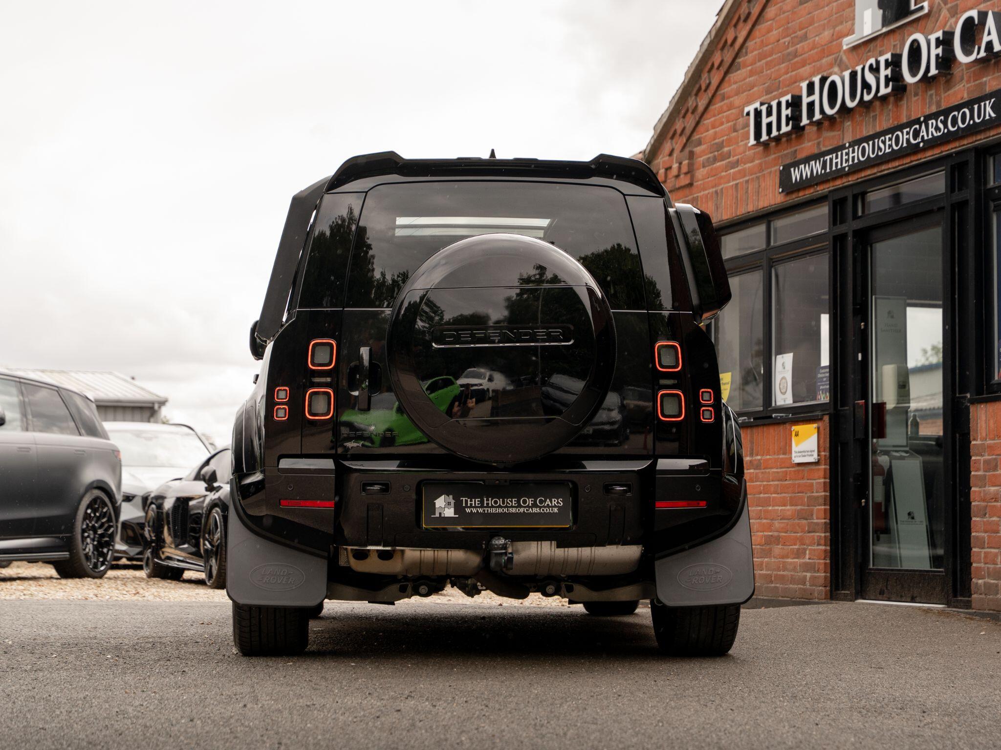 Land Rover Defender 110 view 13