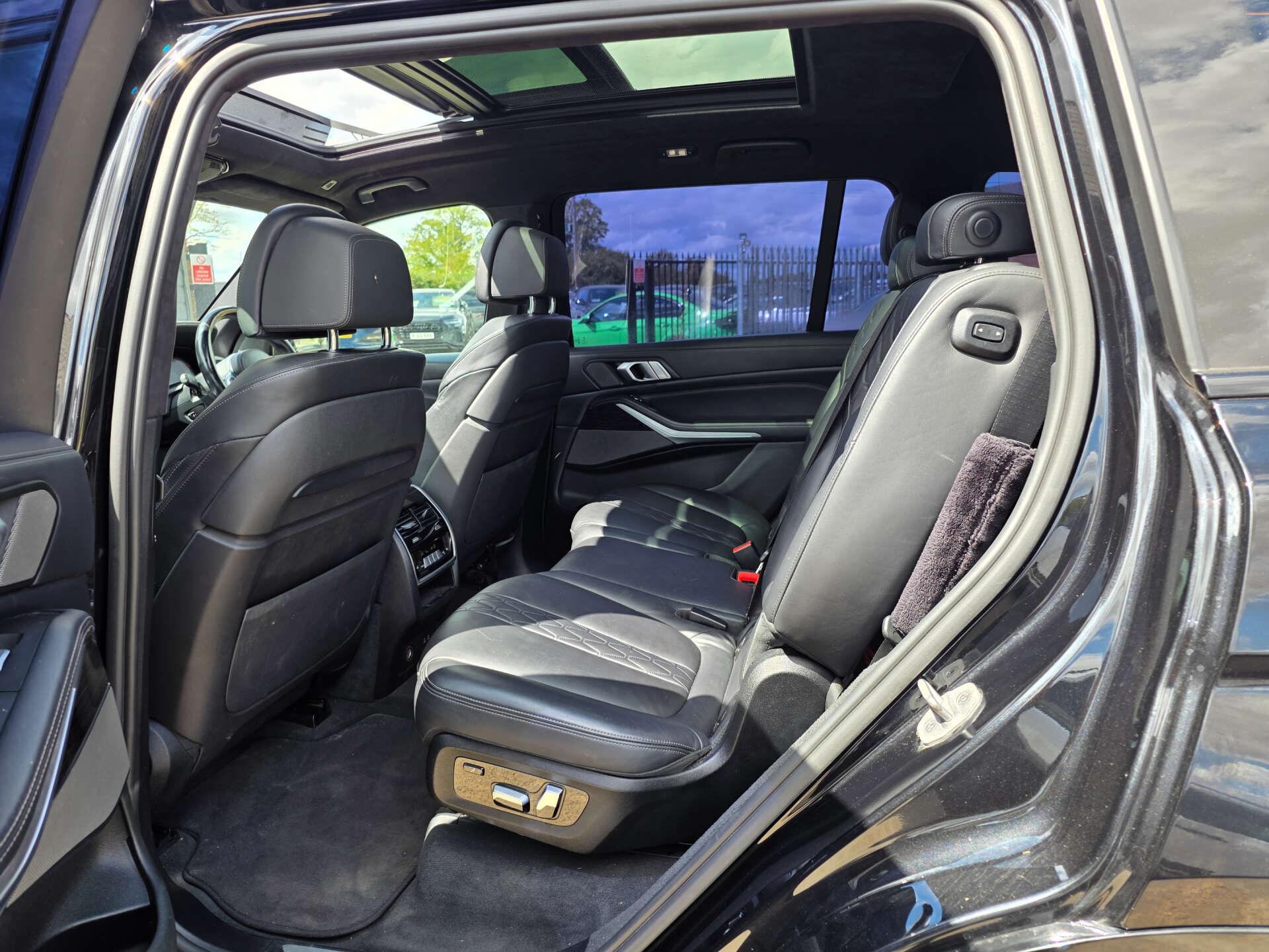 BMW X7 view 24