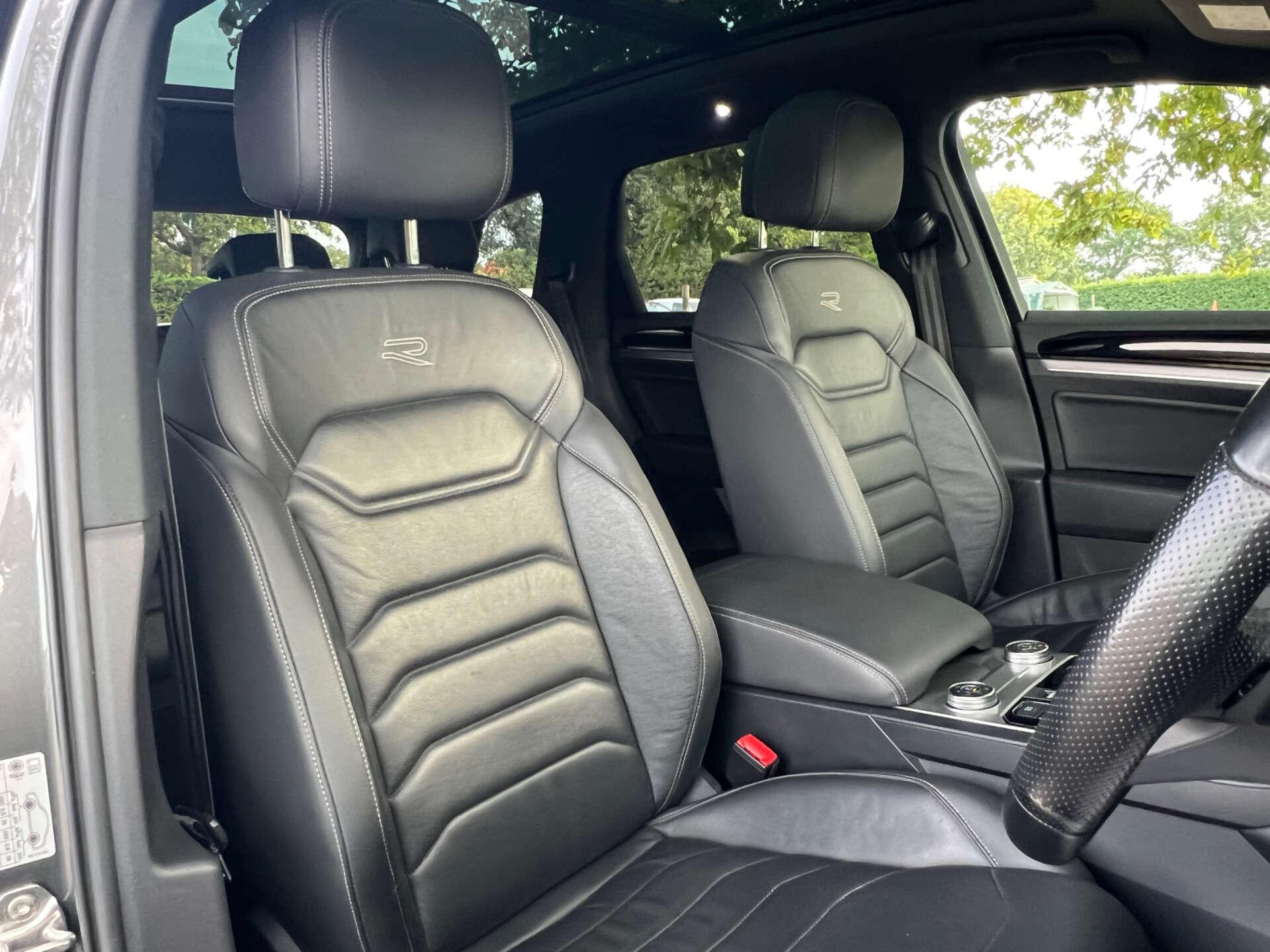 Volkswagen Touareg view 7