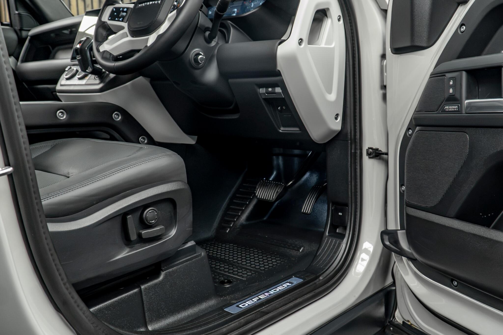 Land Rover Defender view 44