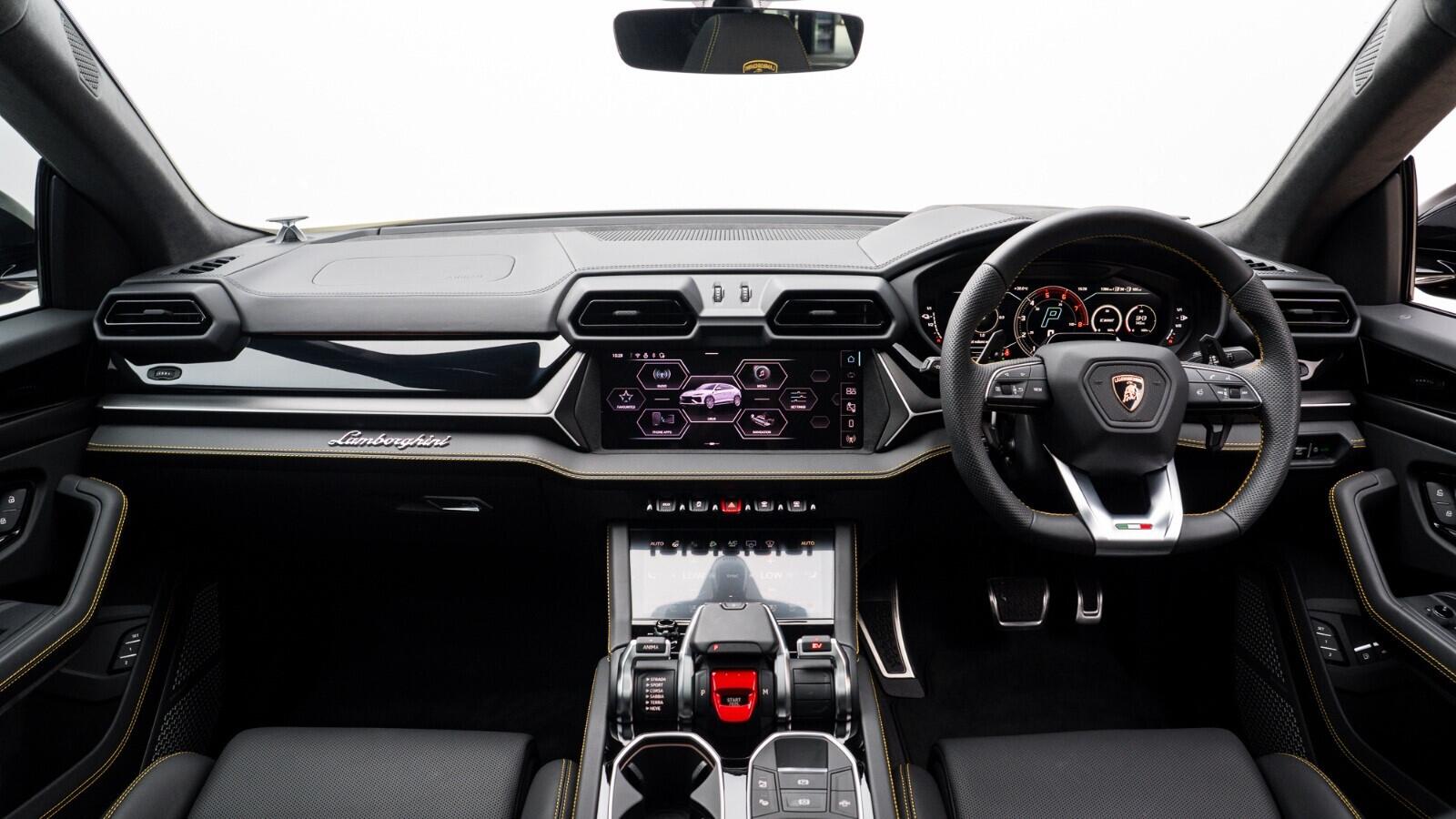 Lamborghini Urus view 5