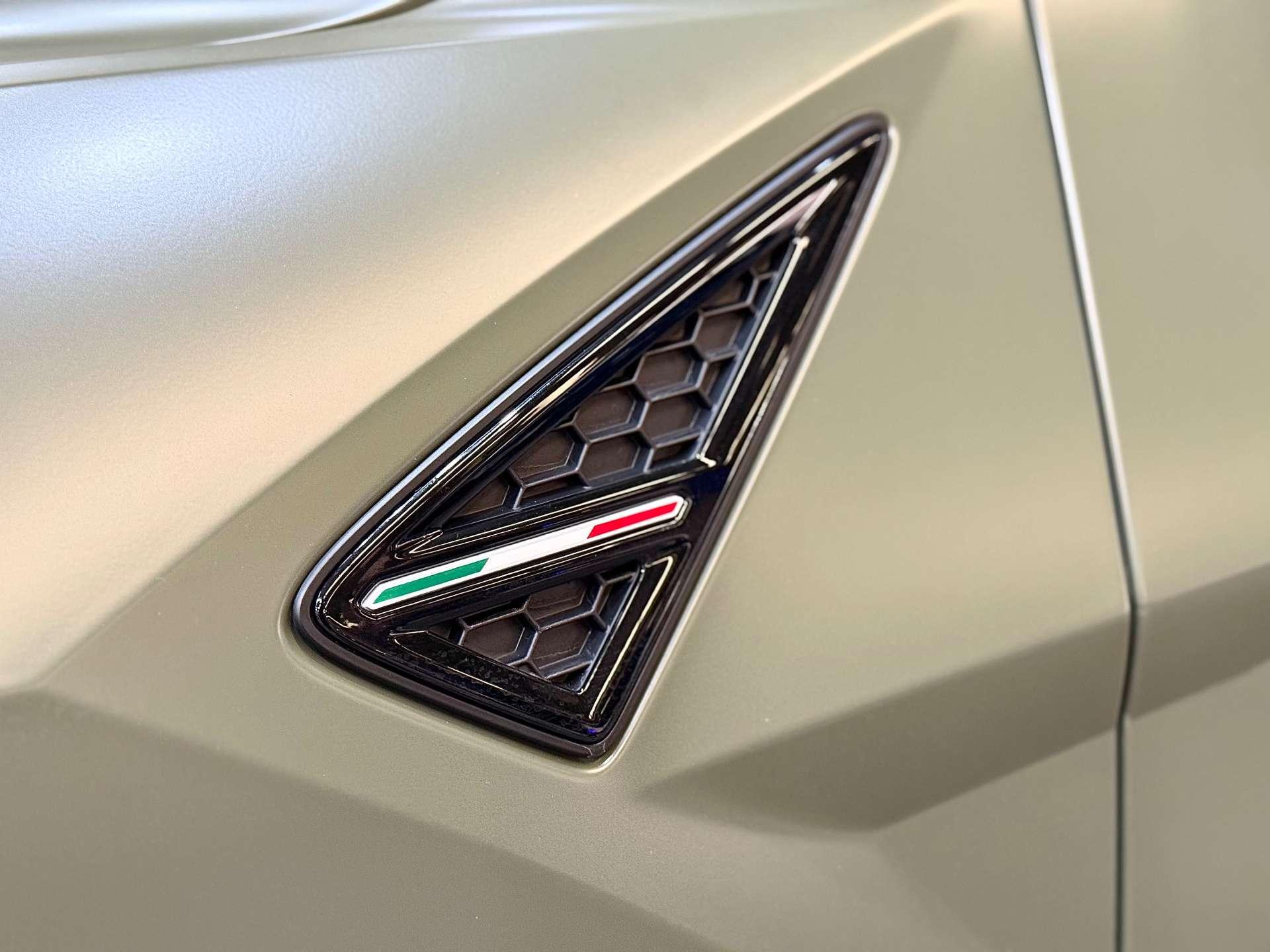 Lamborghini Urus view 107