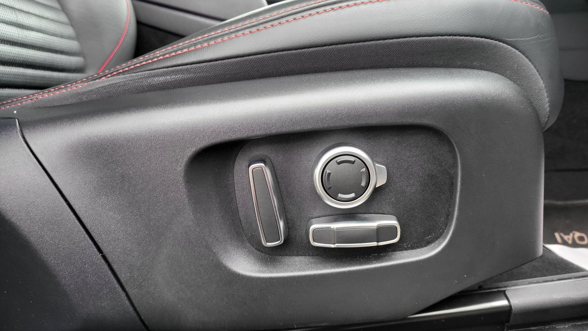 Land Rover Discovery Sport view 20