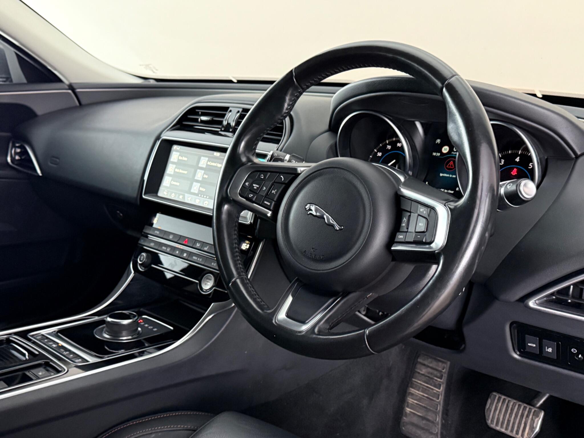 Jaguar Xe view 3