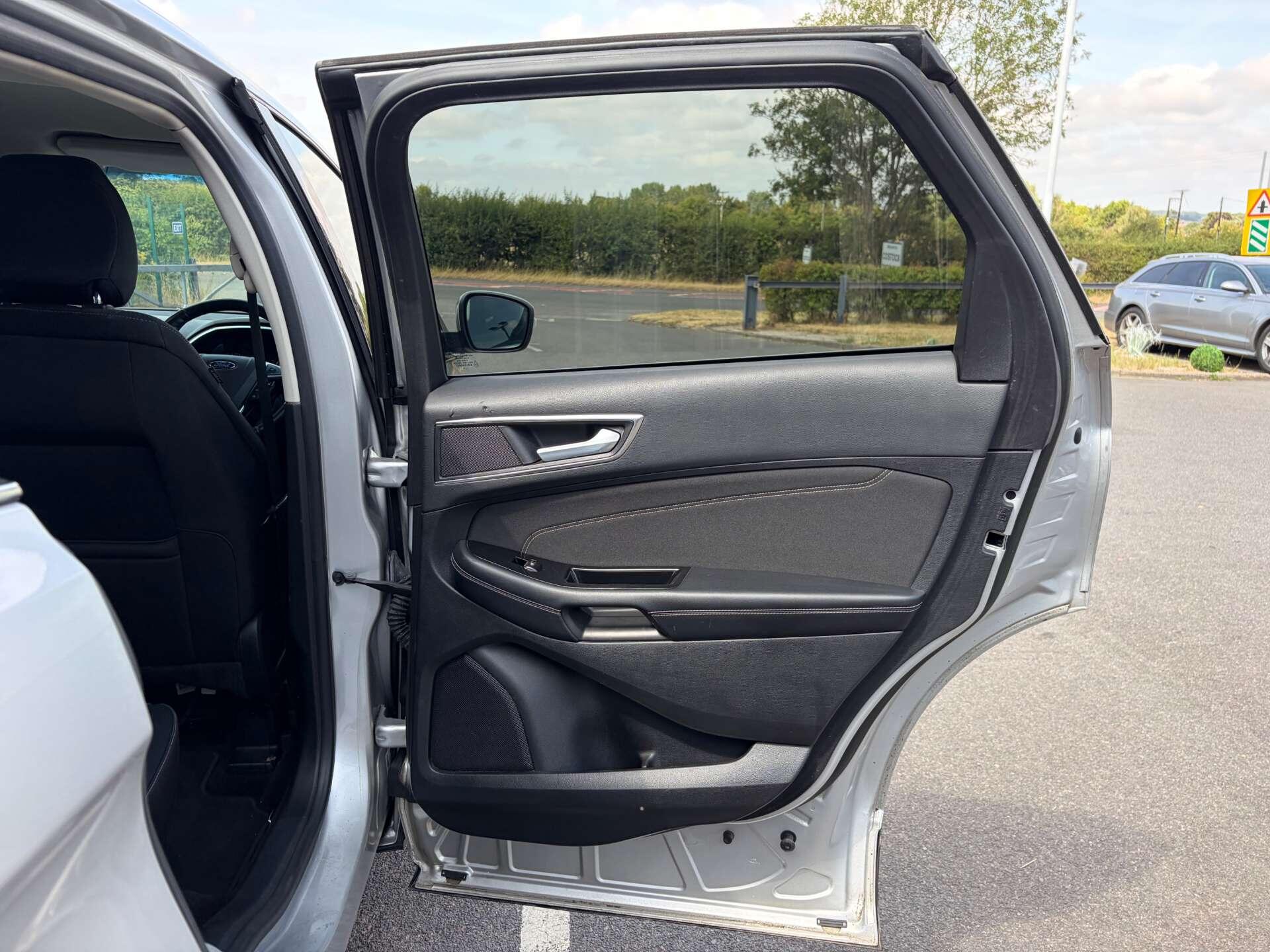 Ford Edge view 27