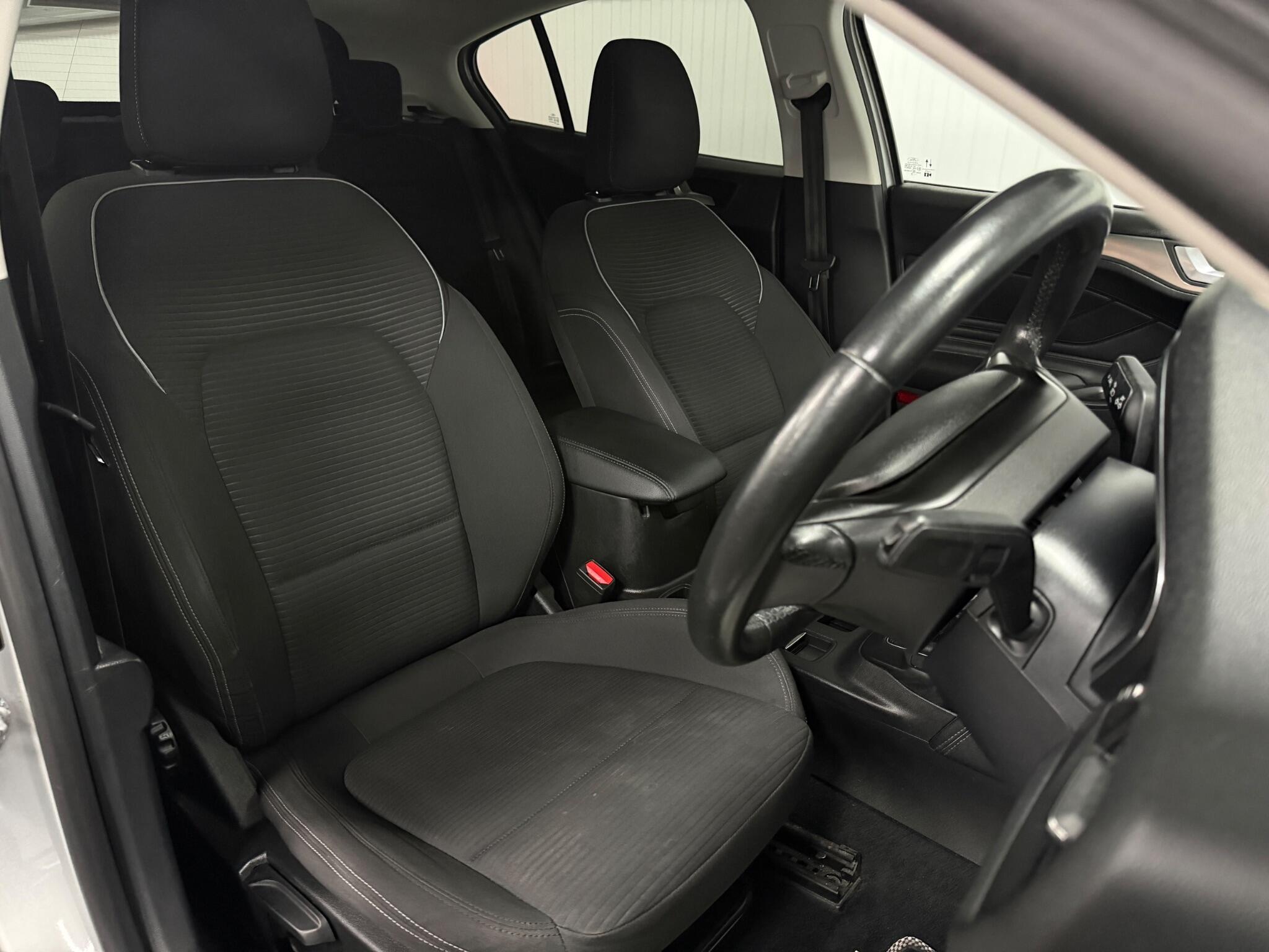 Ford Focus view 23