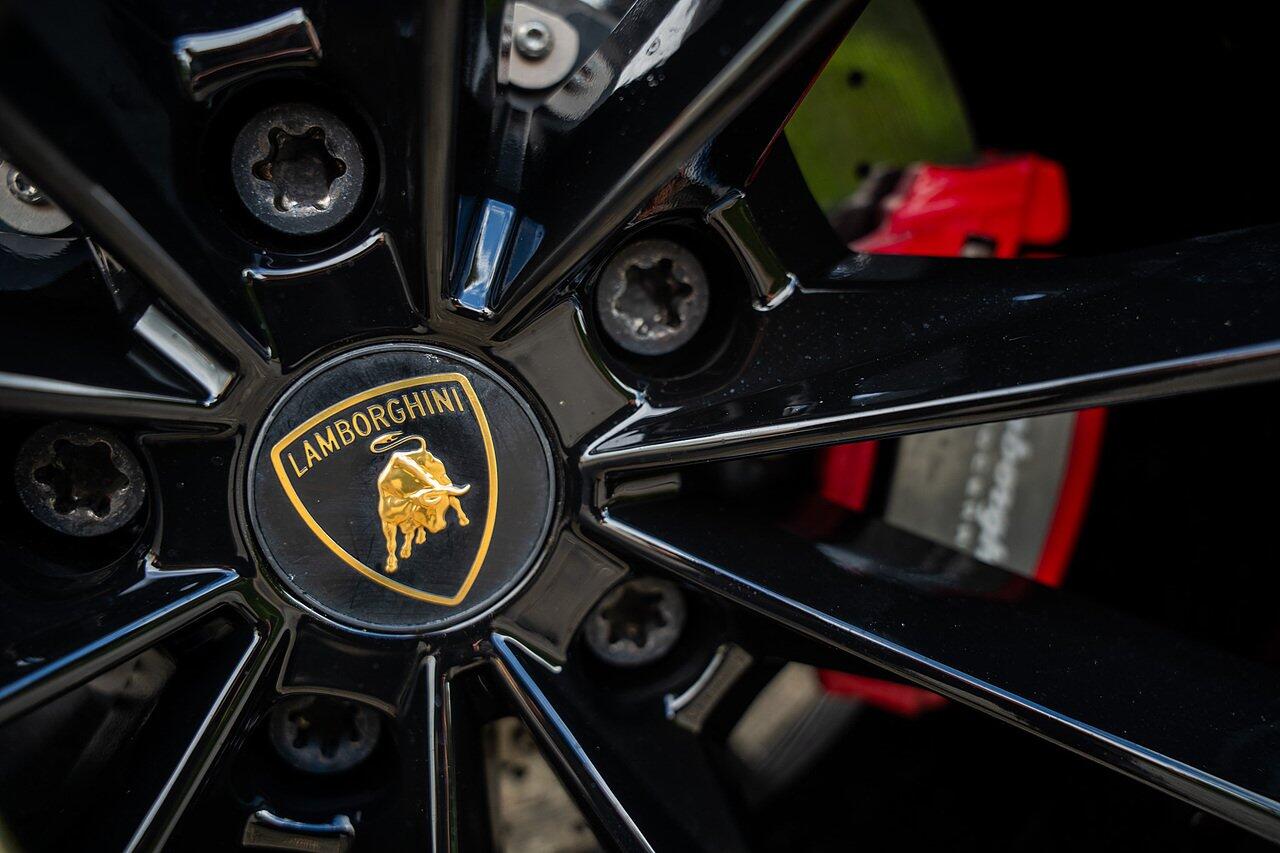 Lamborghini Urus view 90